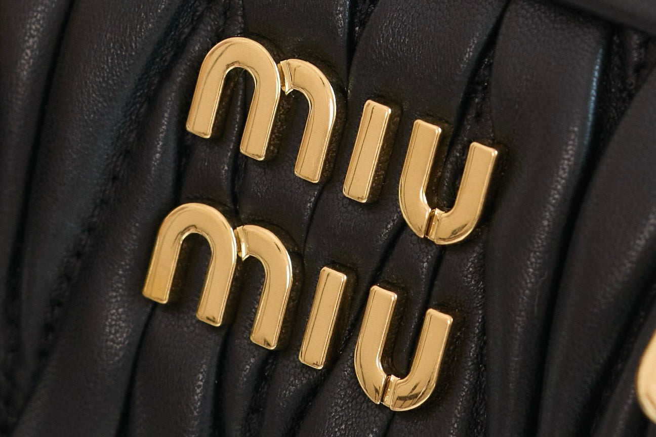 미우미우 아르카디 마테라쎄 나파 레더 숄더백 (블랙)