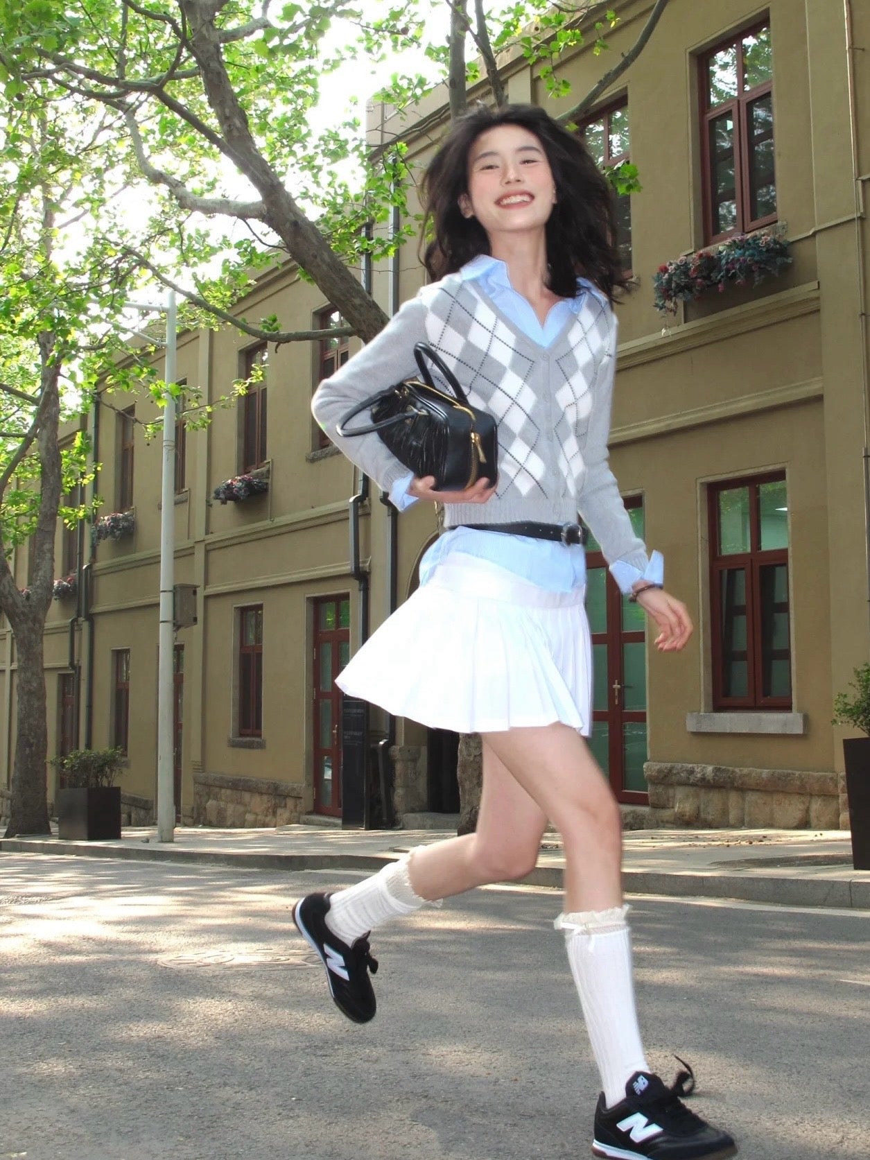 미우미우 아르카디 마테라쎄 나파 레더 숄더백 (블랙)