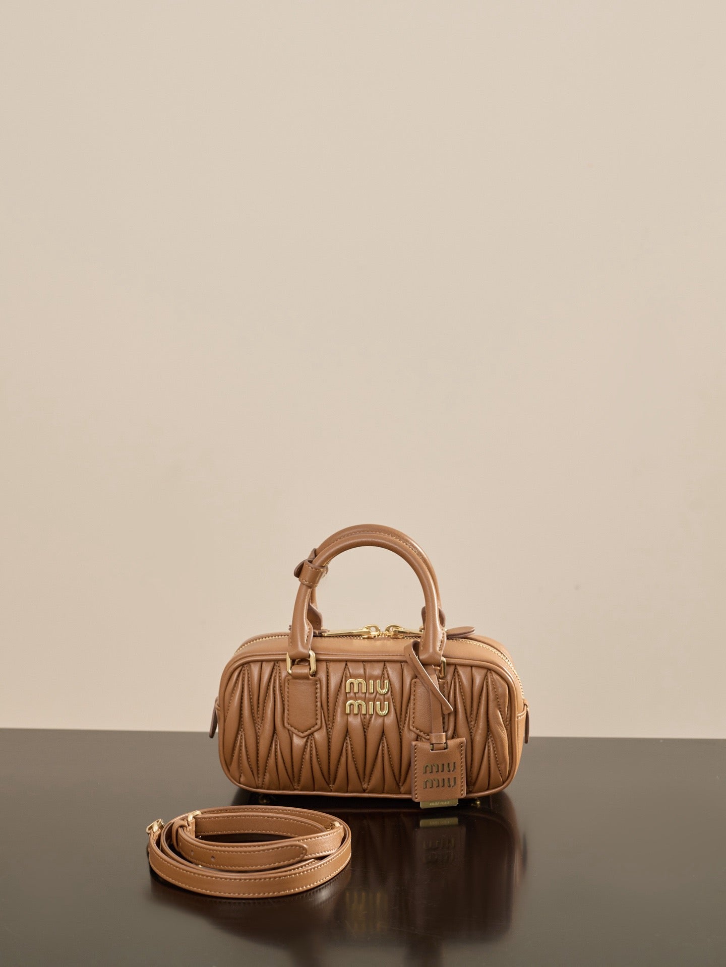 미우미우 아르카디 마테라쎄 나파 레더 백