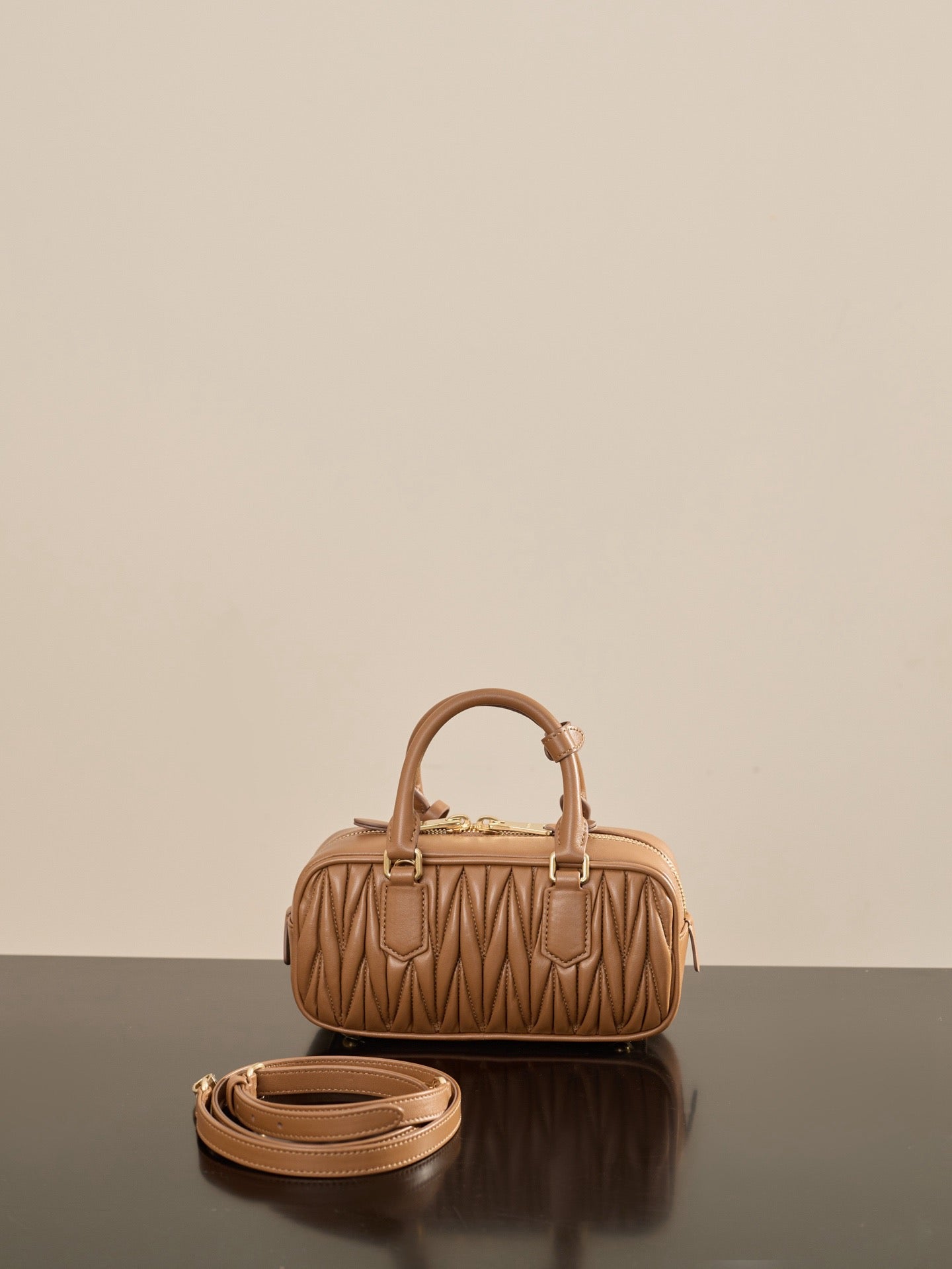 미우미우 아르카디 마테라쎄 나파 레더 백