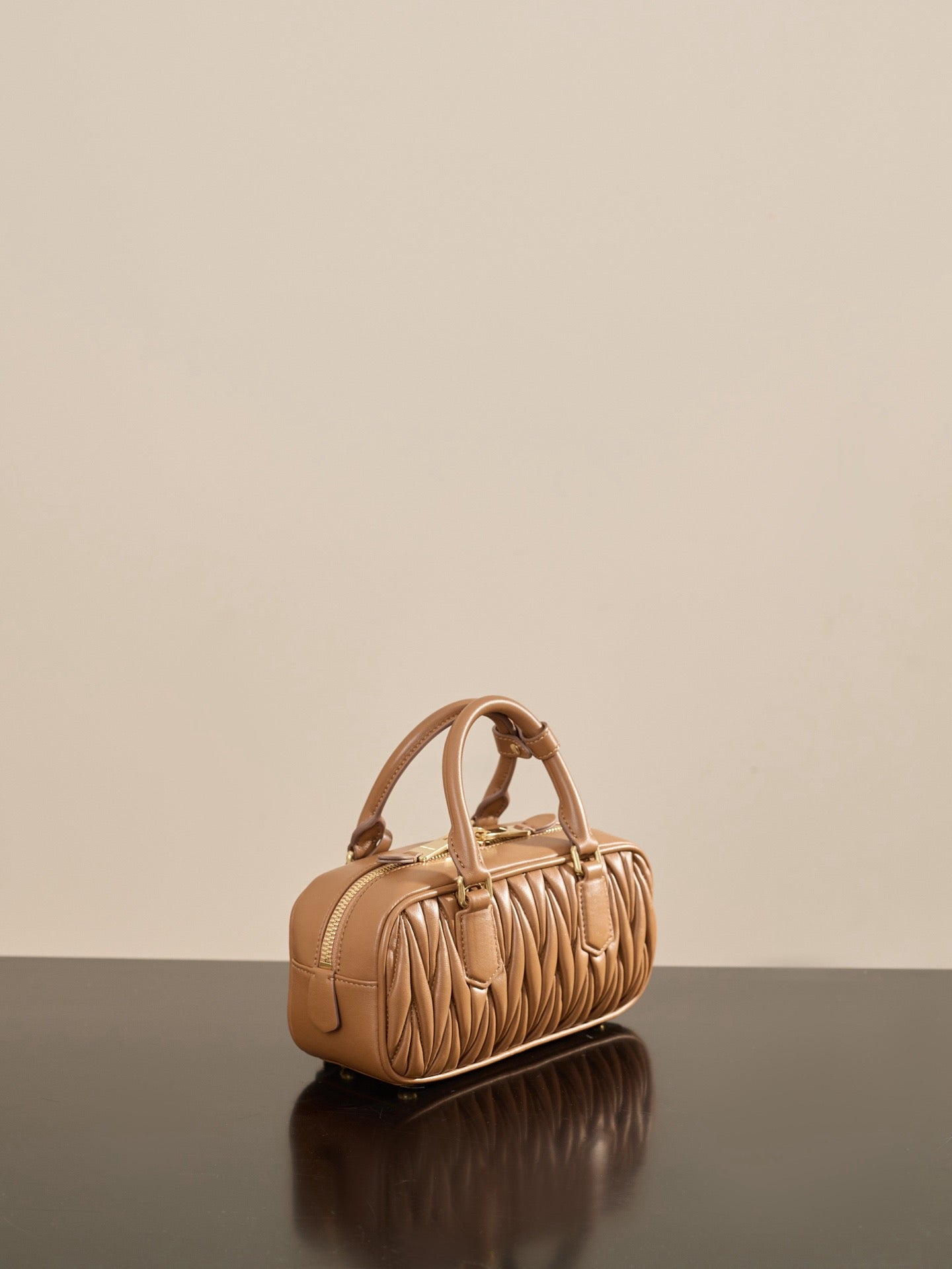 미우미우 아르카디 마테라쎄 나파 레더 백