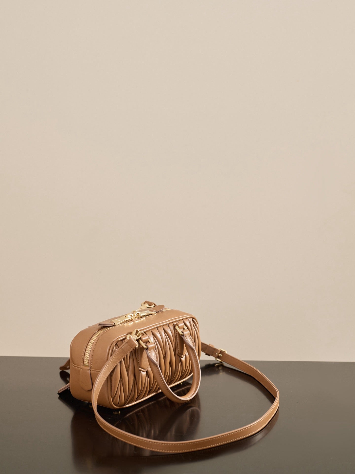 미우미우 아르카디 마테라쎄 나파 레더 백