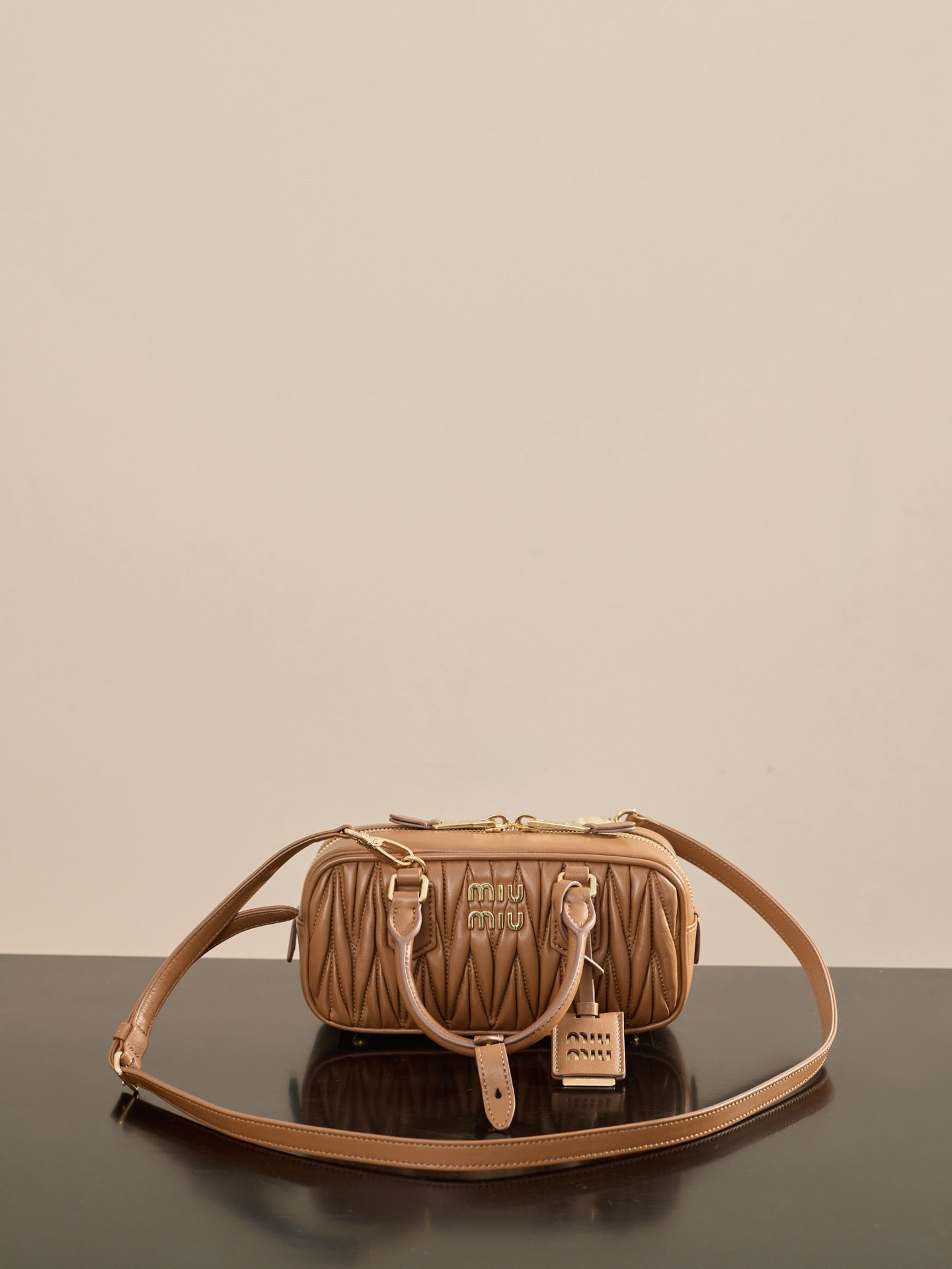 미우미우 아르카디 마테라쎄 나파 레더 백