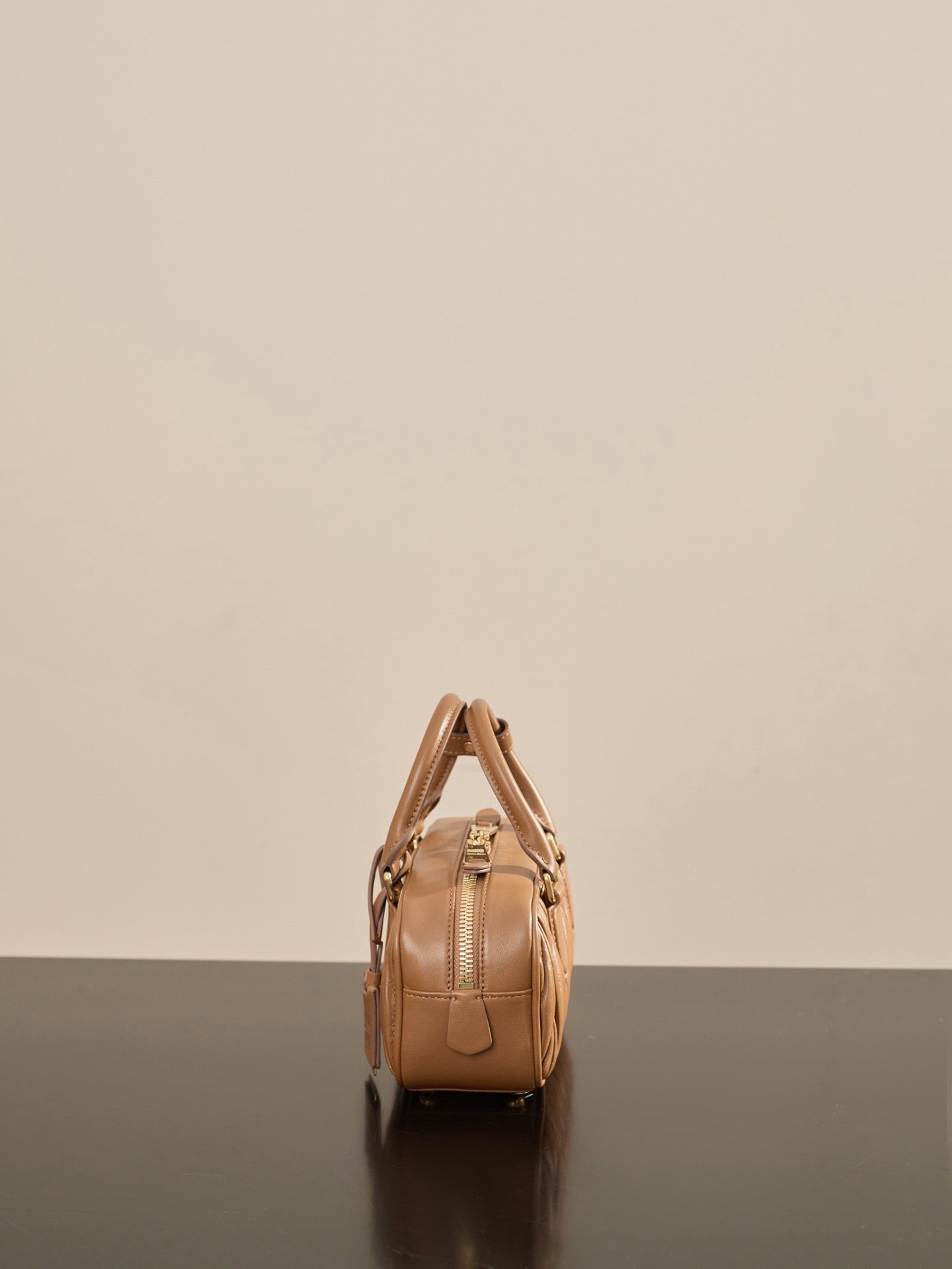 미우미우 아르카디 마테라쎄 나파 레더 백