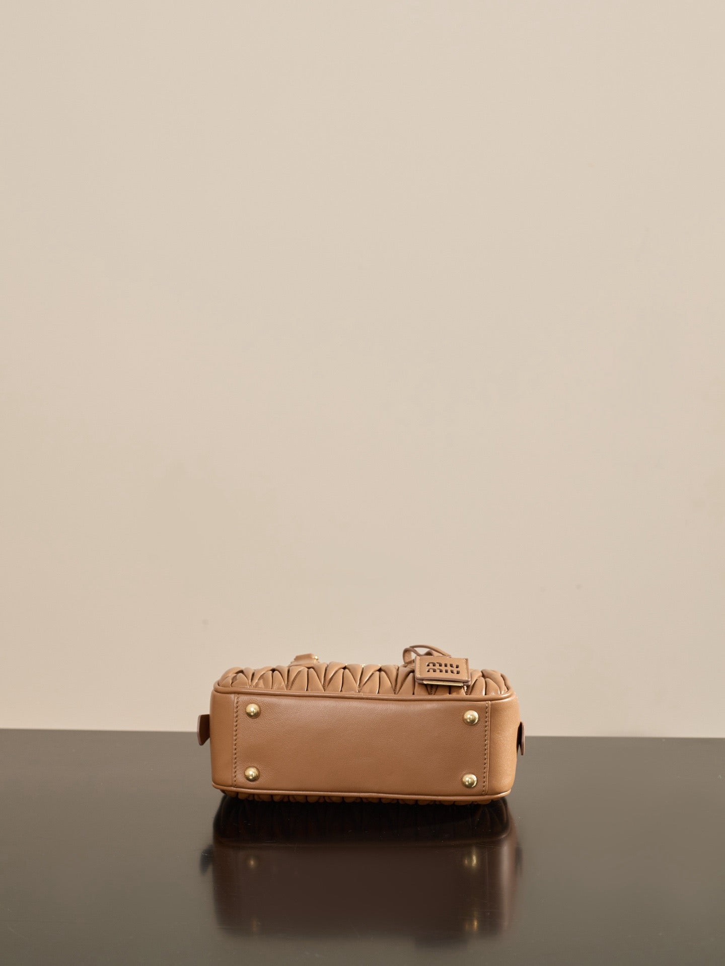 미우미우 아르카디 마테라쎄 나파 레더 백