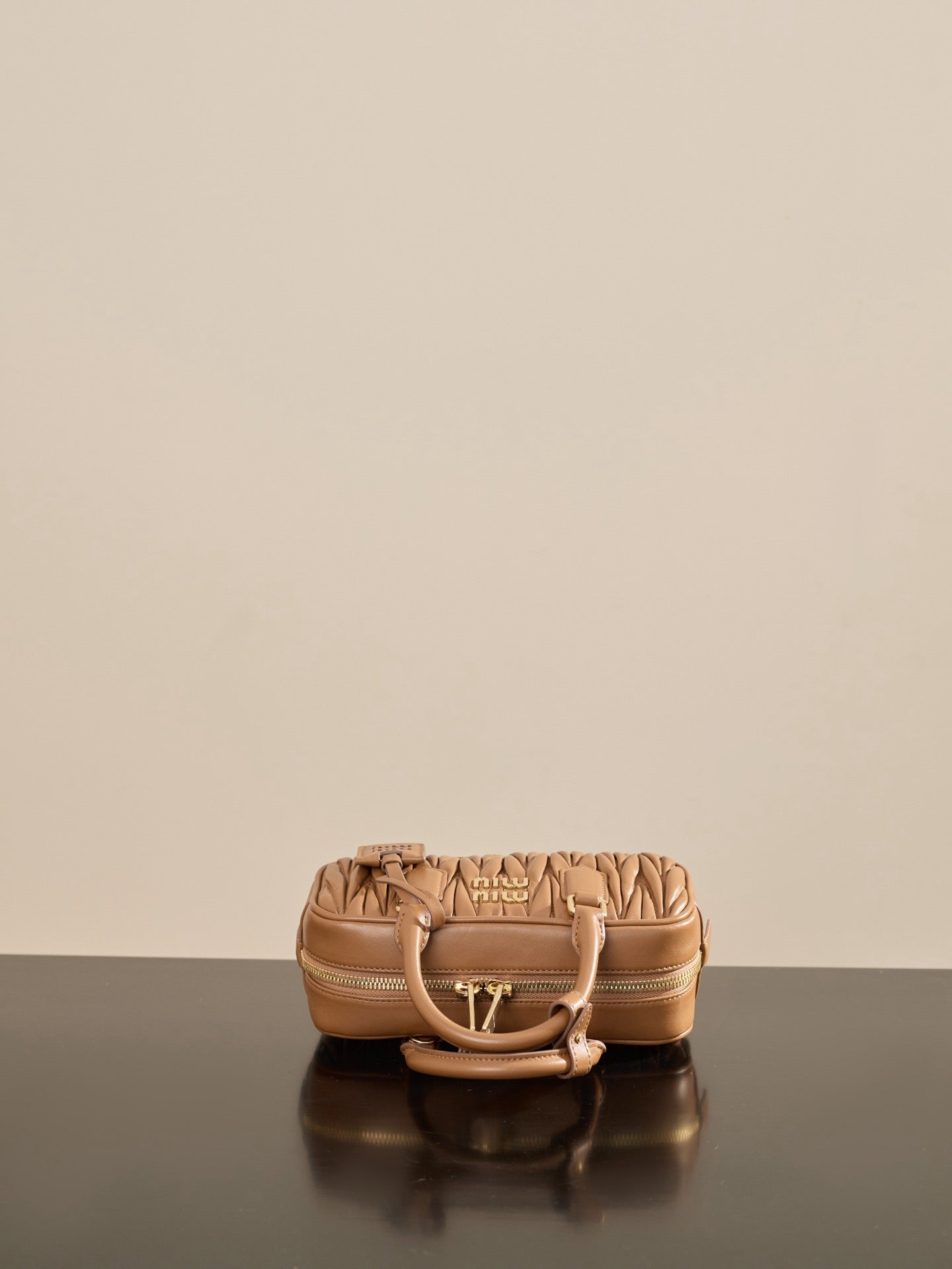 미우미우 아르카디 마테라쎄 나파 레더 백