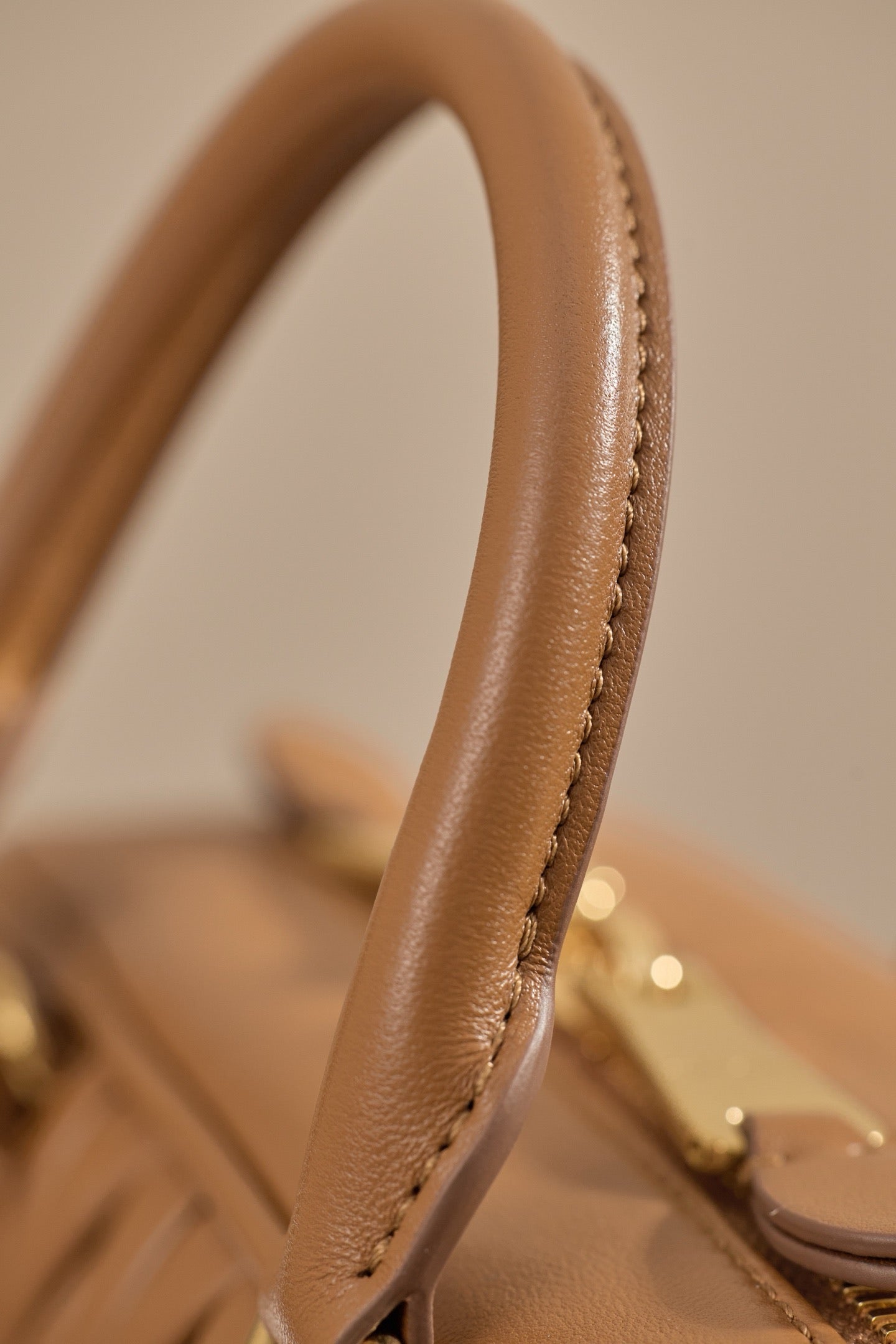 미우미우 아르카디 마테라쎄 나파 레더 백