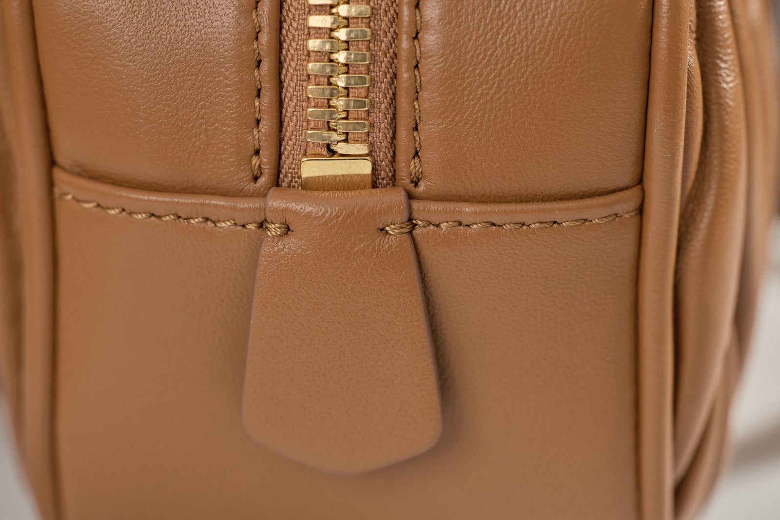 미우미우 아르카디 마테라쎄 나파 레더 백