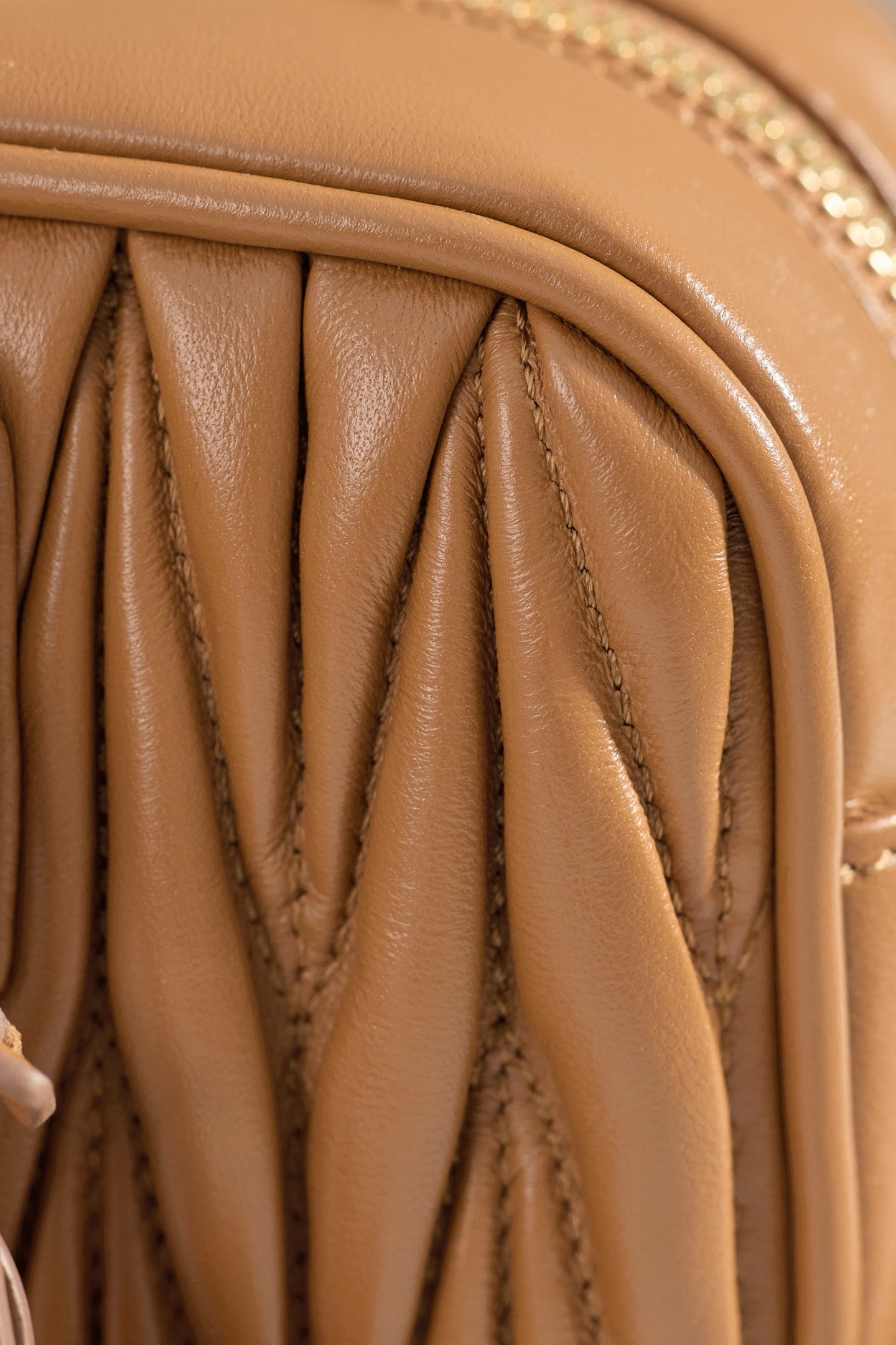 미우미우 아르카디 마테라쎄 나파 레더 백