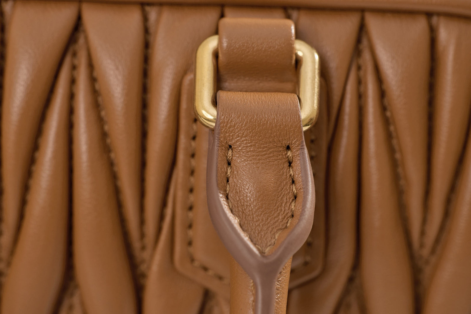 미우미우 아르카디 마테라쎄 나파 레더 백