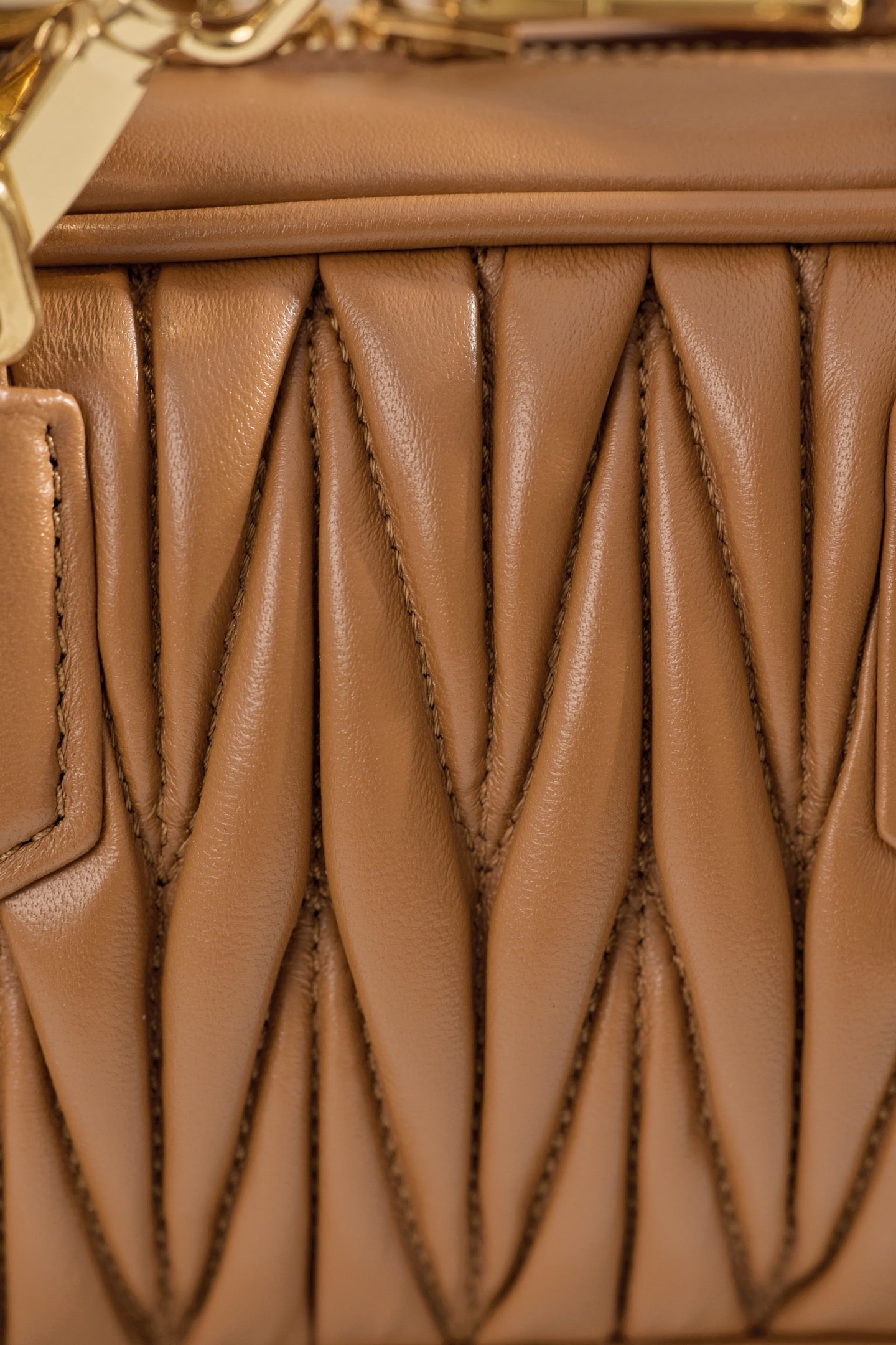 미우미우 아르카디 마테라쎄 나파 레더 백