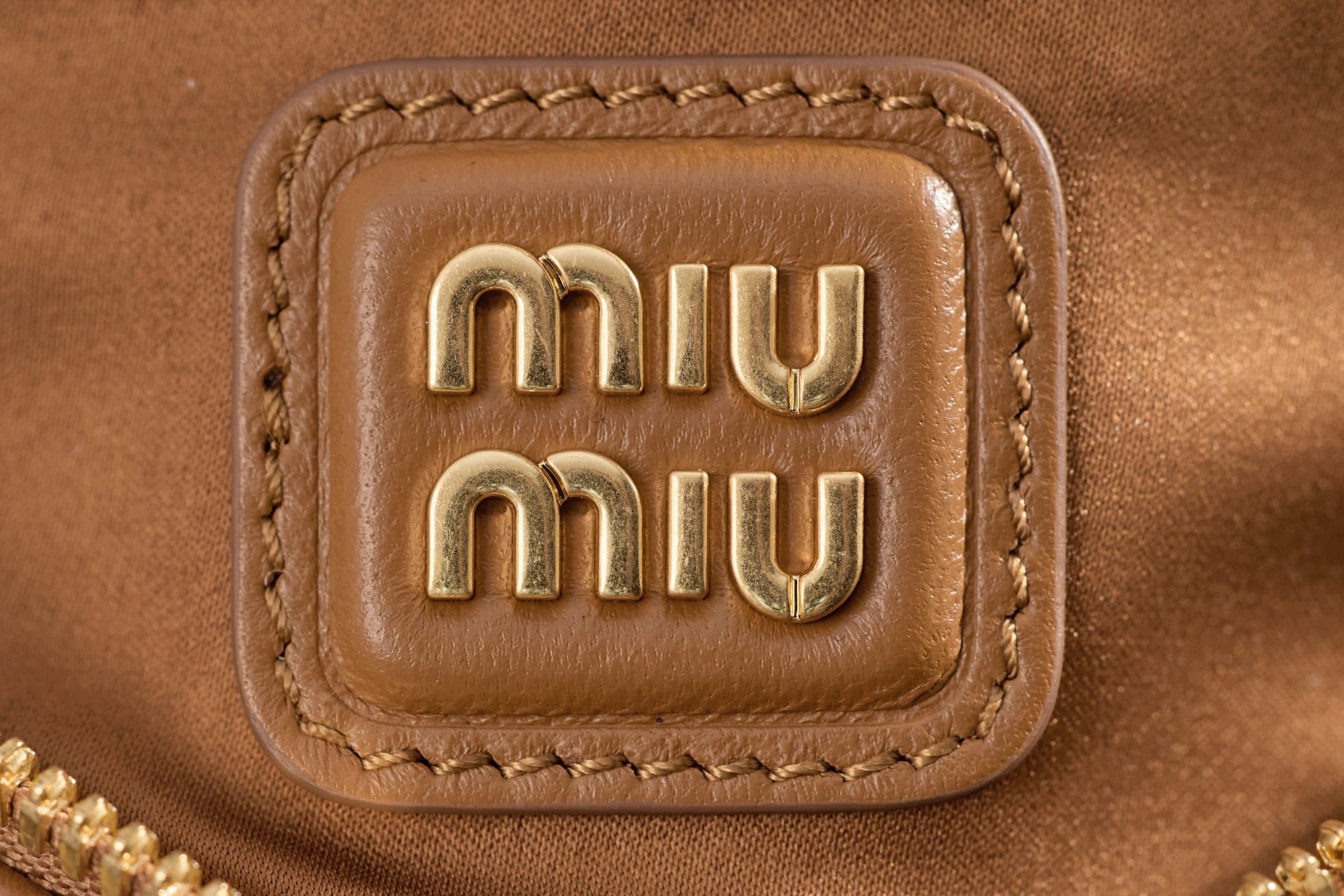 미우미우 아르카디 마테라쎄 나파 레더 백