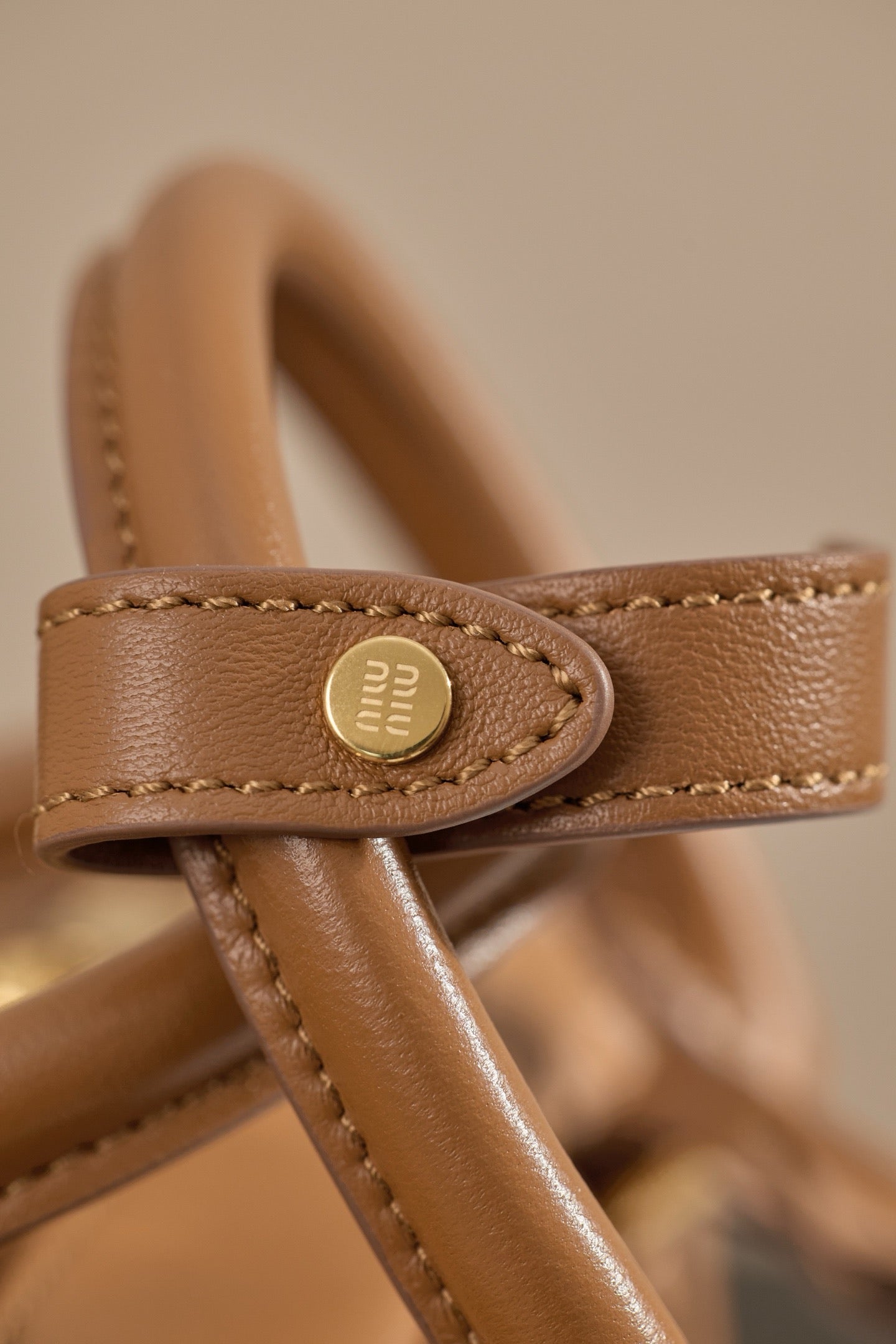 미우미우 아르카디 마테라쎄 나파 레더 백