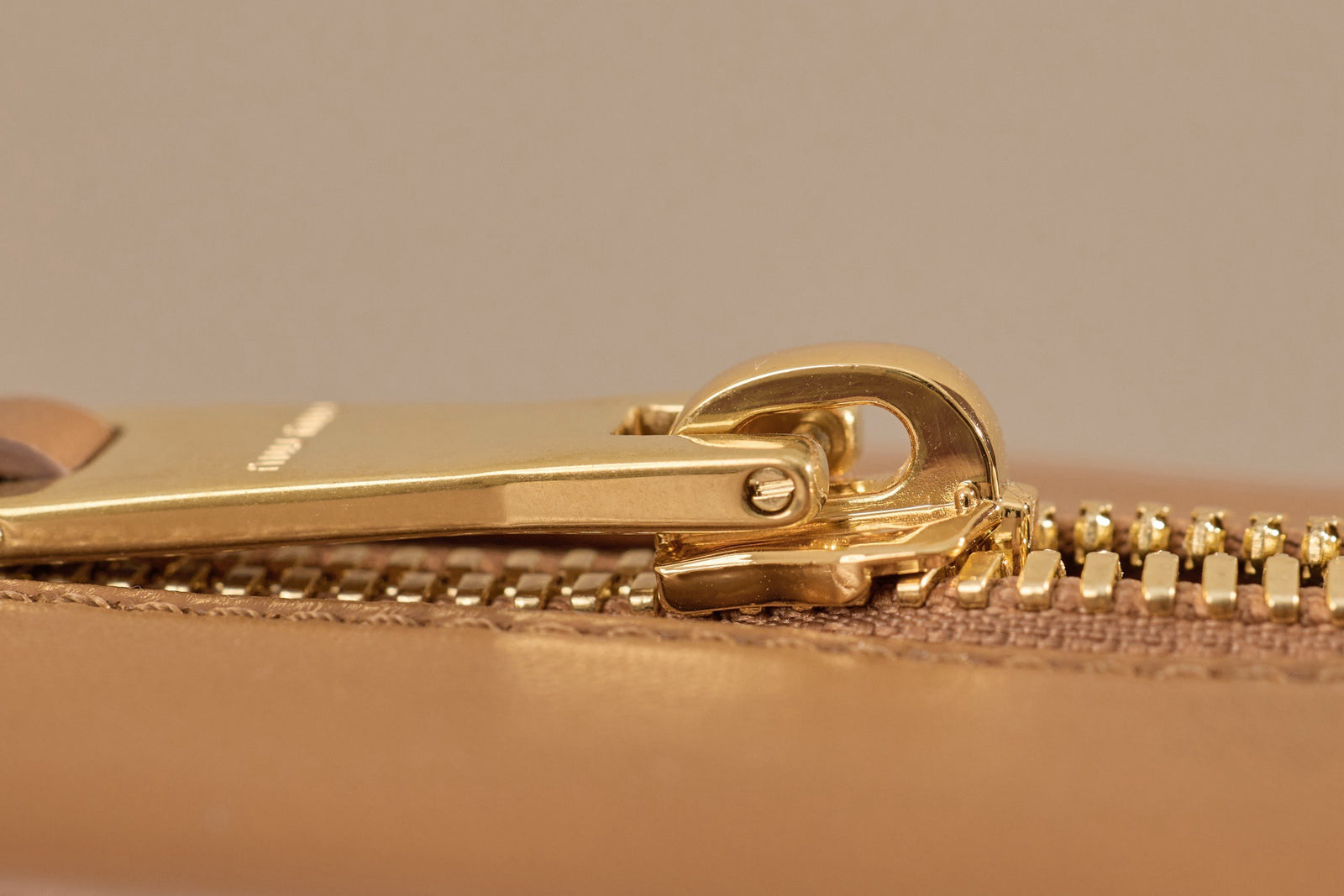 미우미우 아르카디 마테라쎄 나파 레더 백