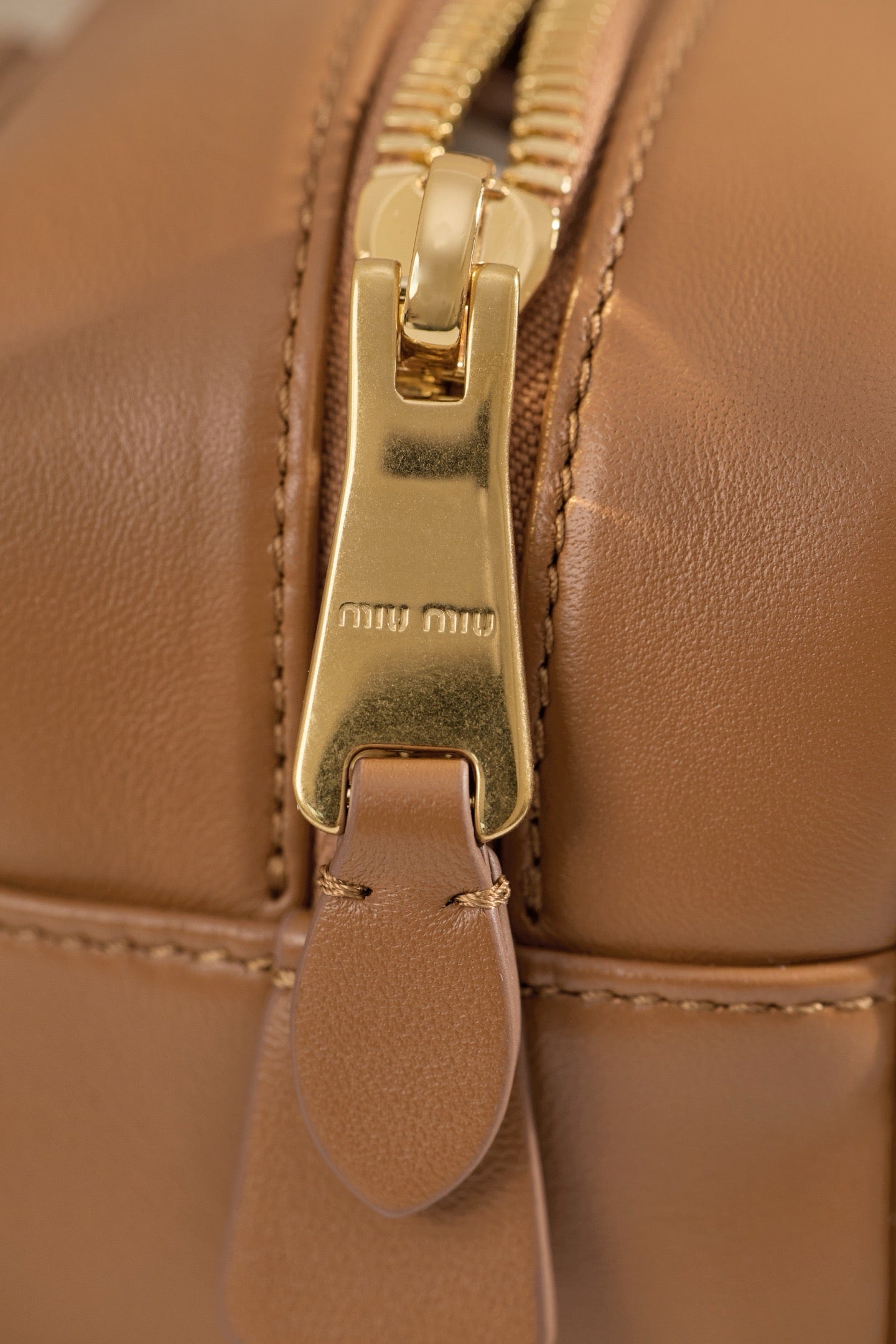 미우미우 아르카디 마테라쎄 나파 레더 백