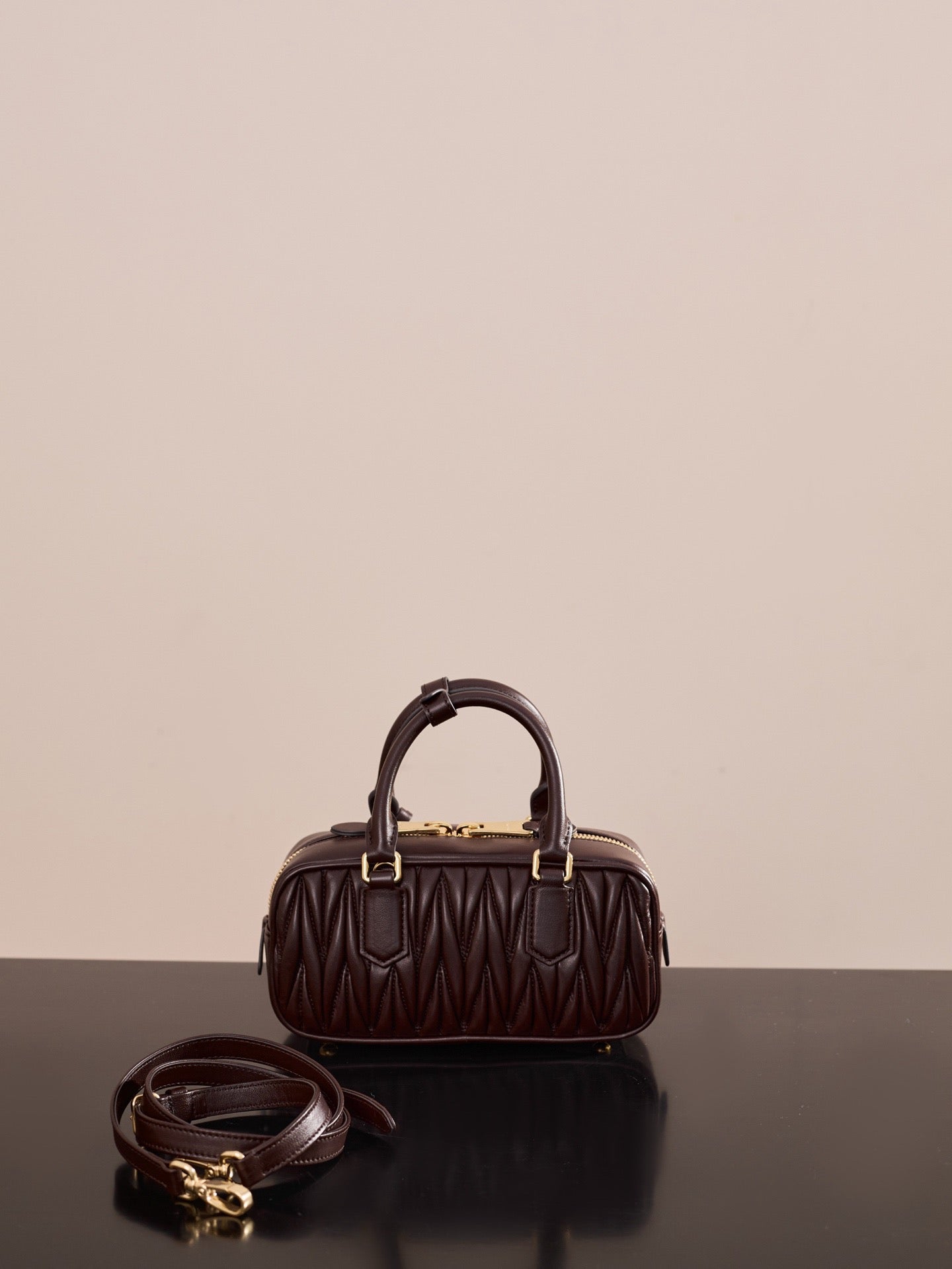 미우미우 아르카디 마테라쎄 나파 레더 백