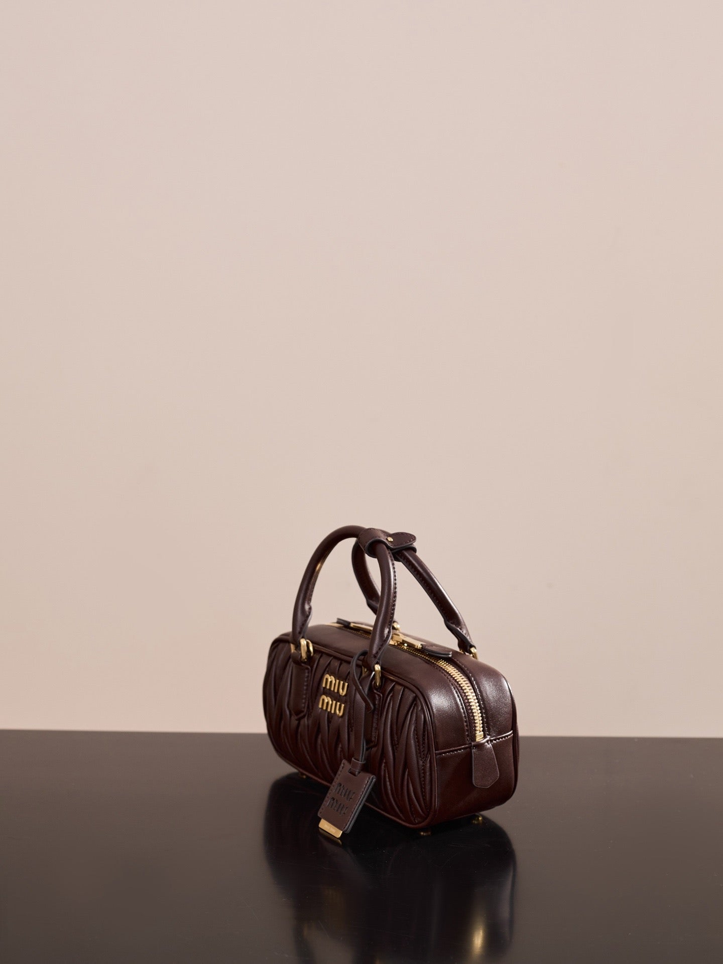 미우미우 아르카디 마테라쎄 나파 레더 백