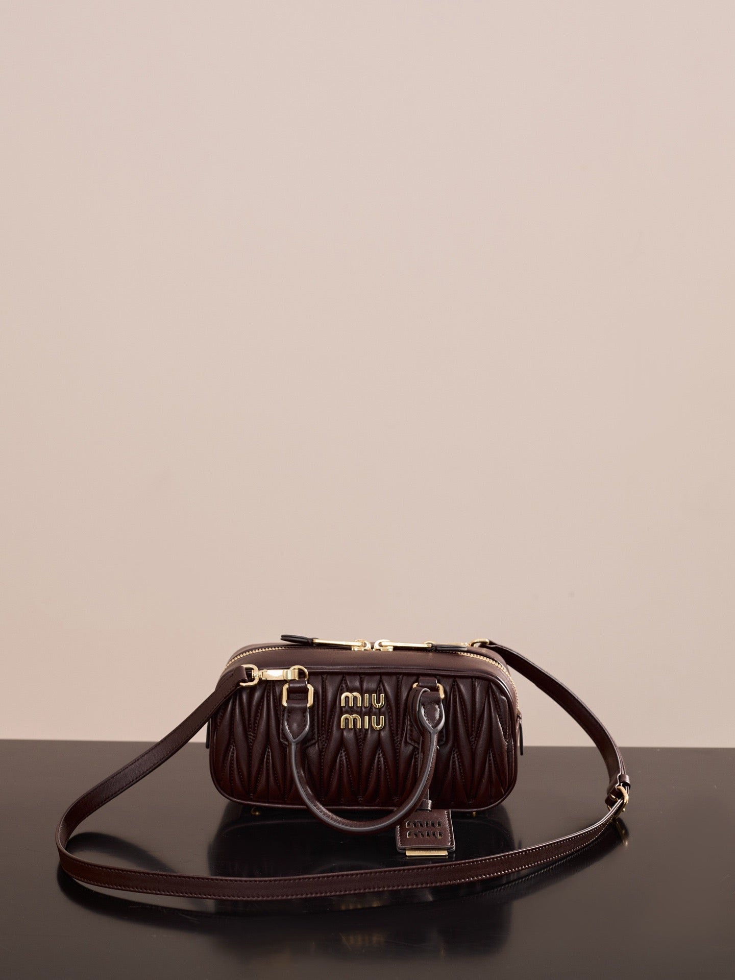 미우미우 아르카디 마테라쎄 나파 레더 백