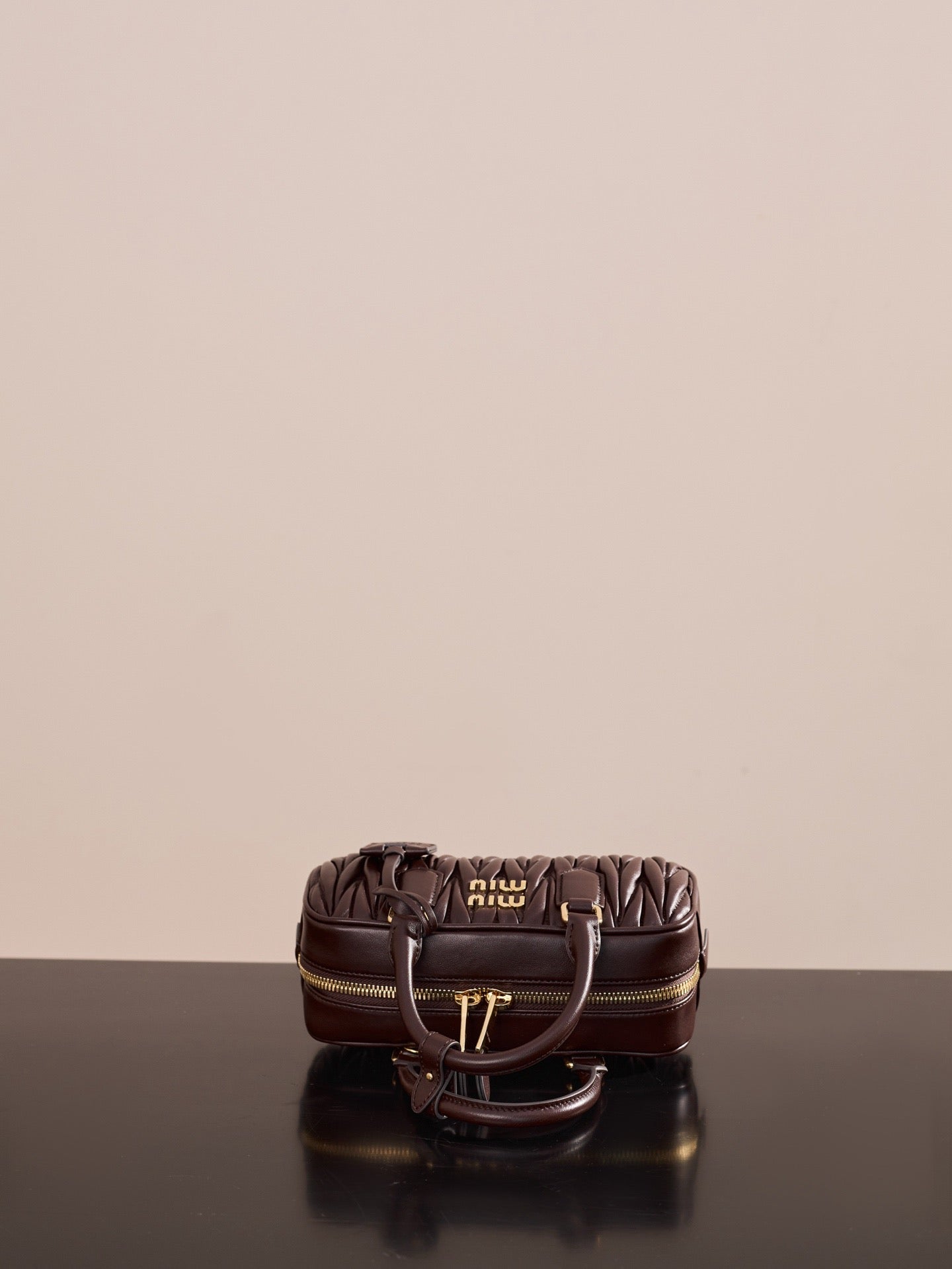 미우미우 아르카디 마테라쎄 나파 레더 백