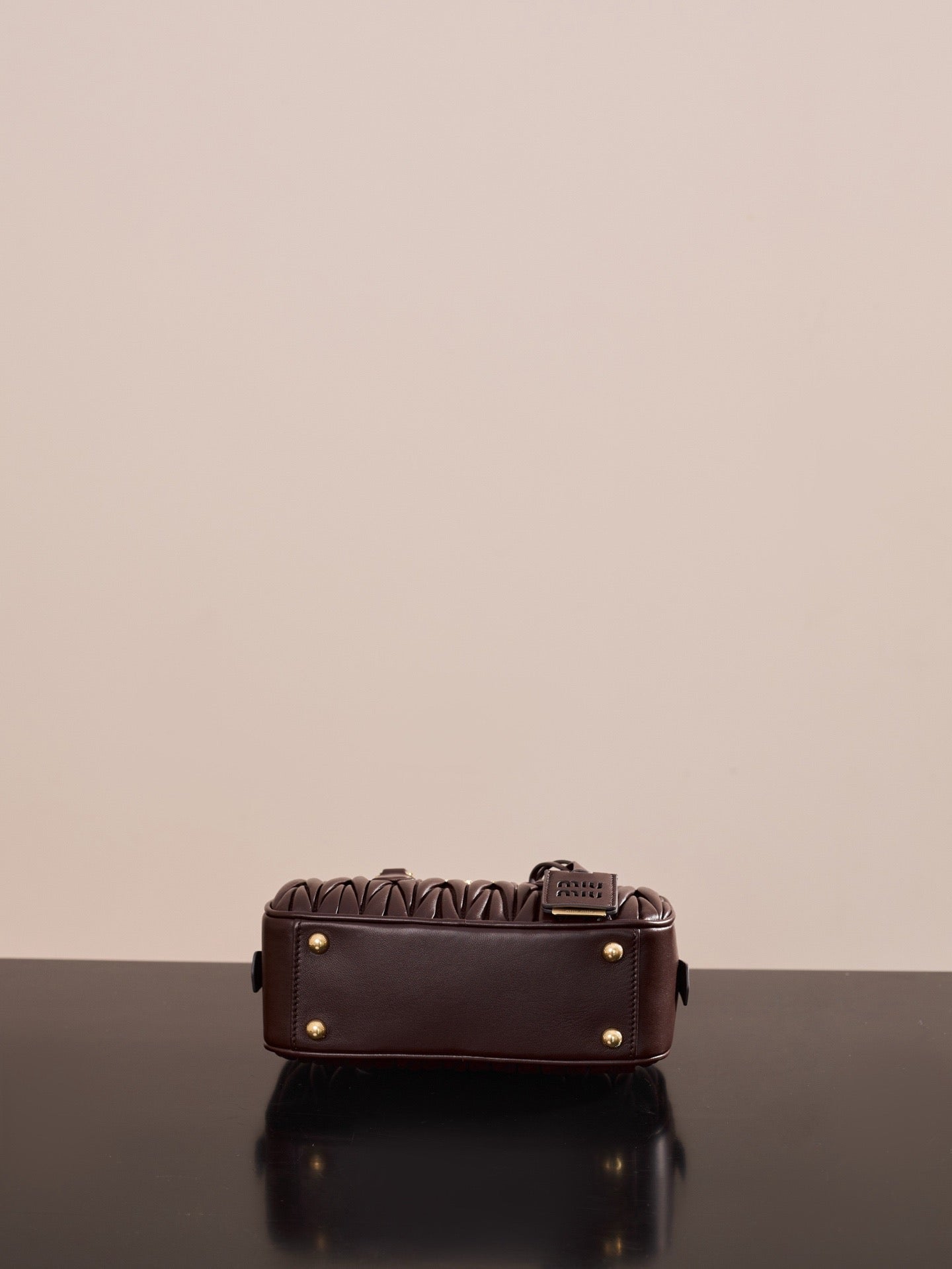 미우미우 아르카디 마테라쎄 나파 레더 백