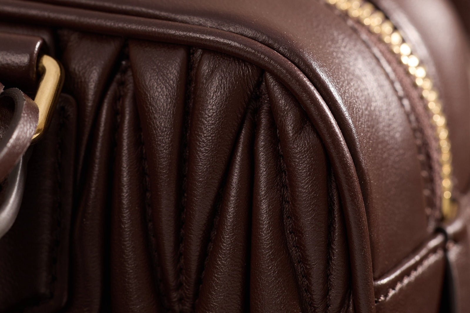 미우미우 아르카디 마테라쎄 나파 레더 백