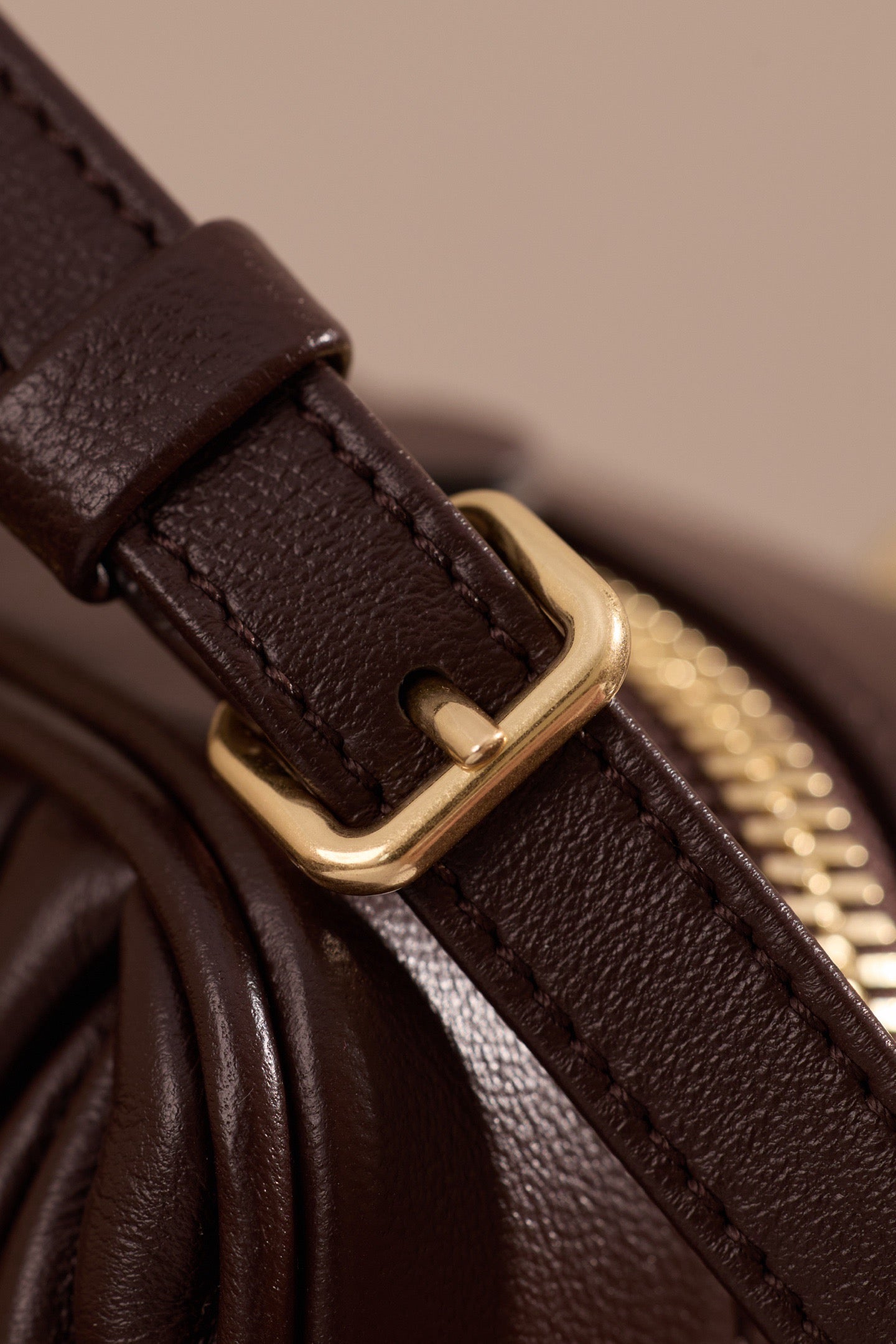 미우미우 아르카디 마테라쎄 나파 레더 백