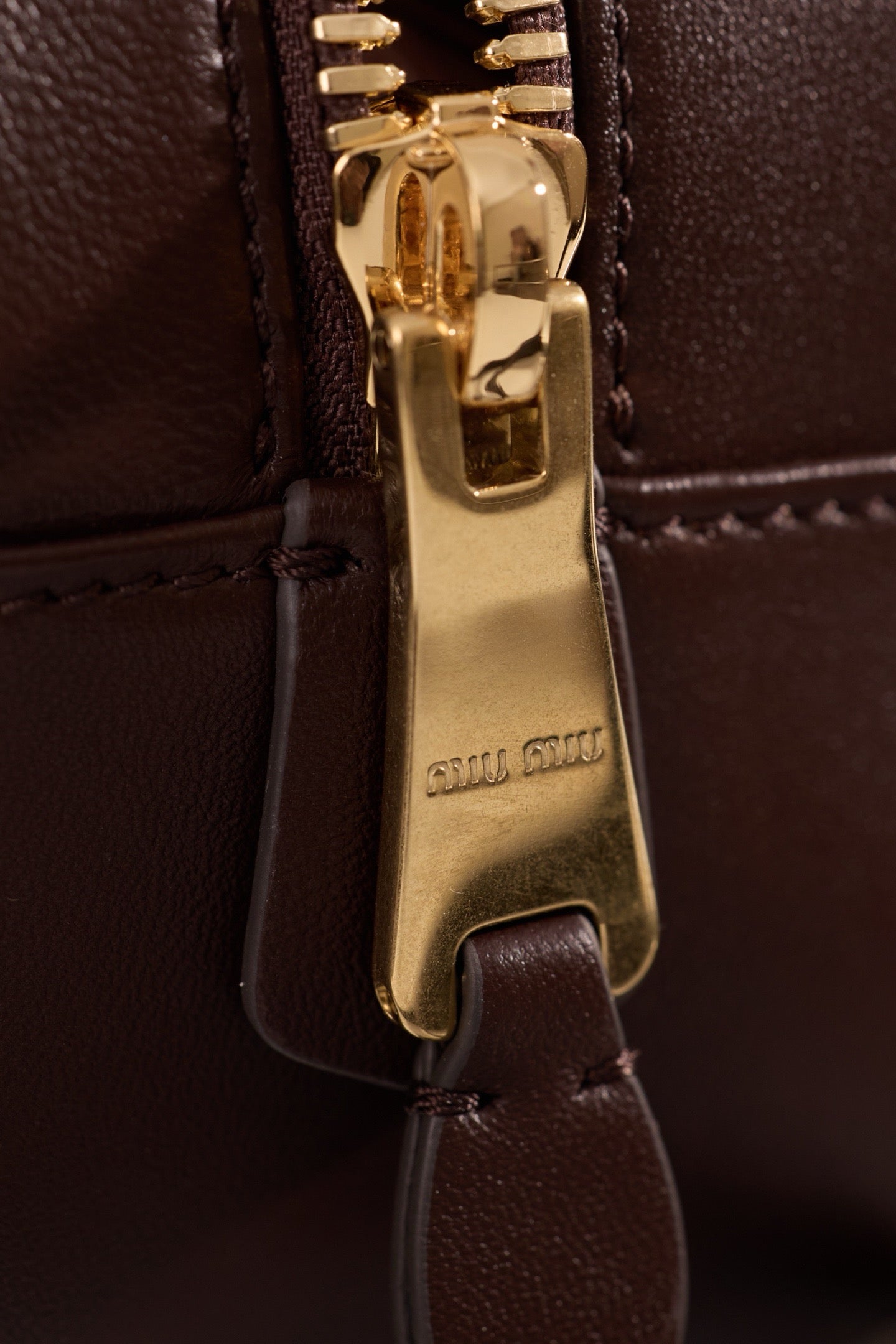 미우미우 아르카디 마테라쎄 나파 레더 백