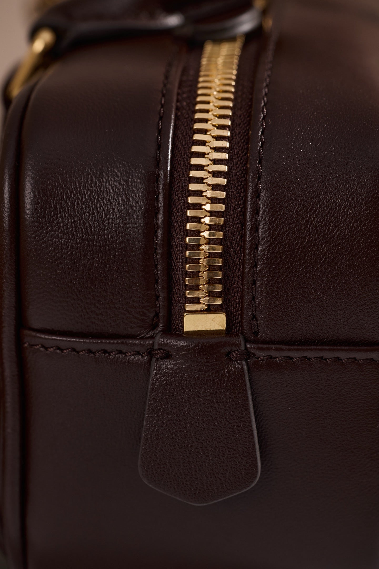 미우미우 아르카디 마테라쎄 나파 레더 백