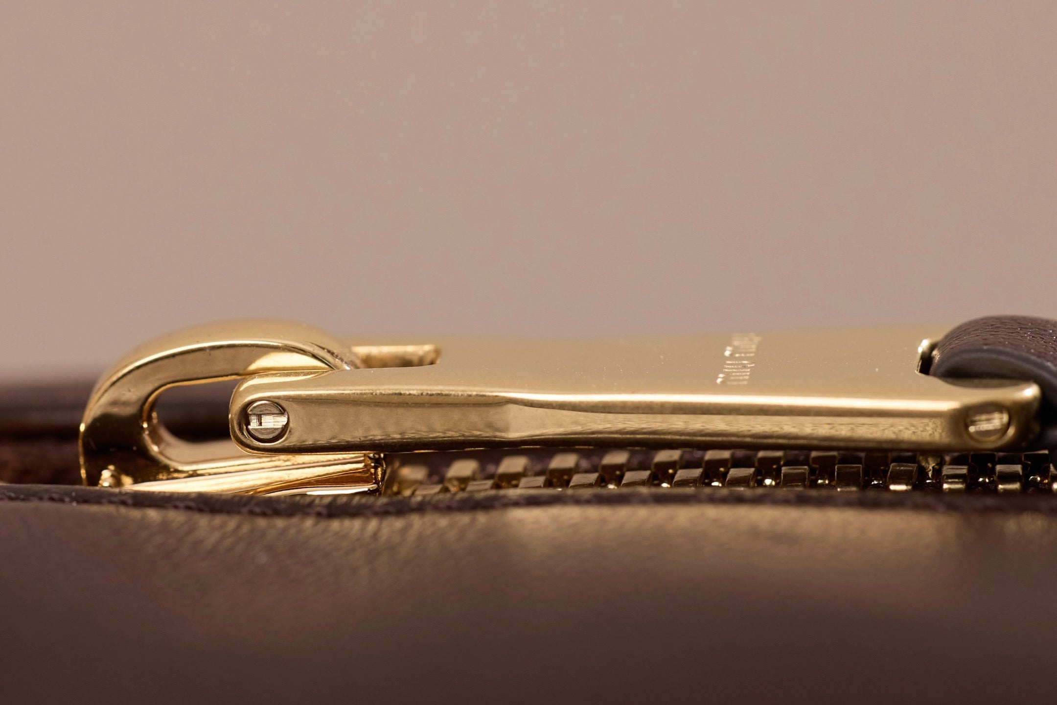 미우미우 아르카디 마테라쎄 나파 레더 백