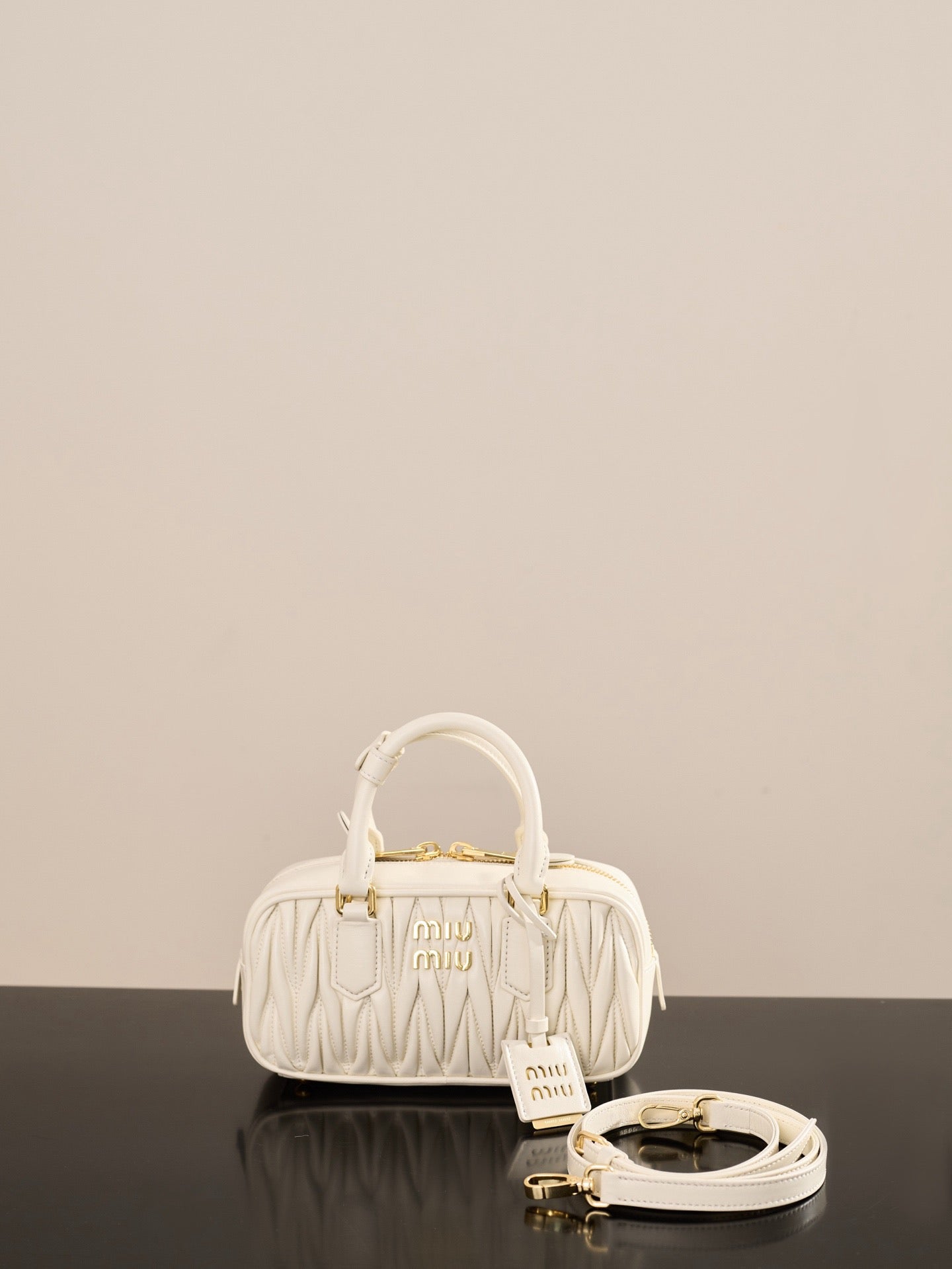 미우미우 아르카디 마테라쎄 나파 레더 백