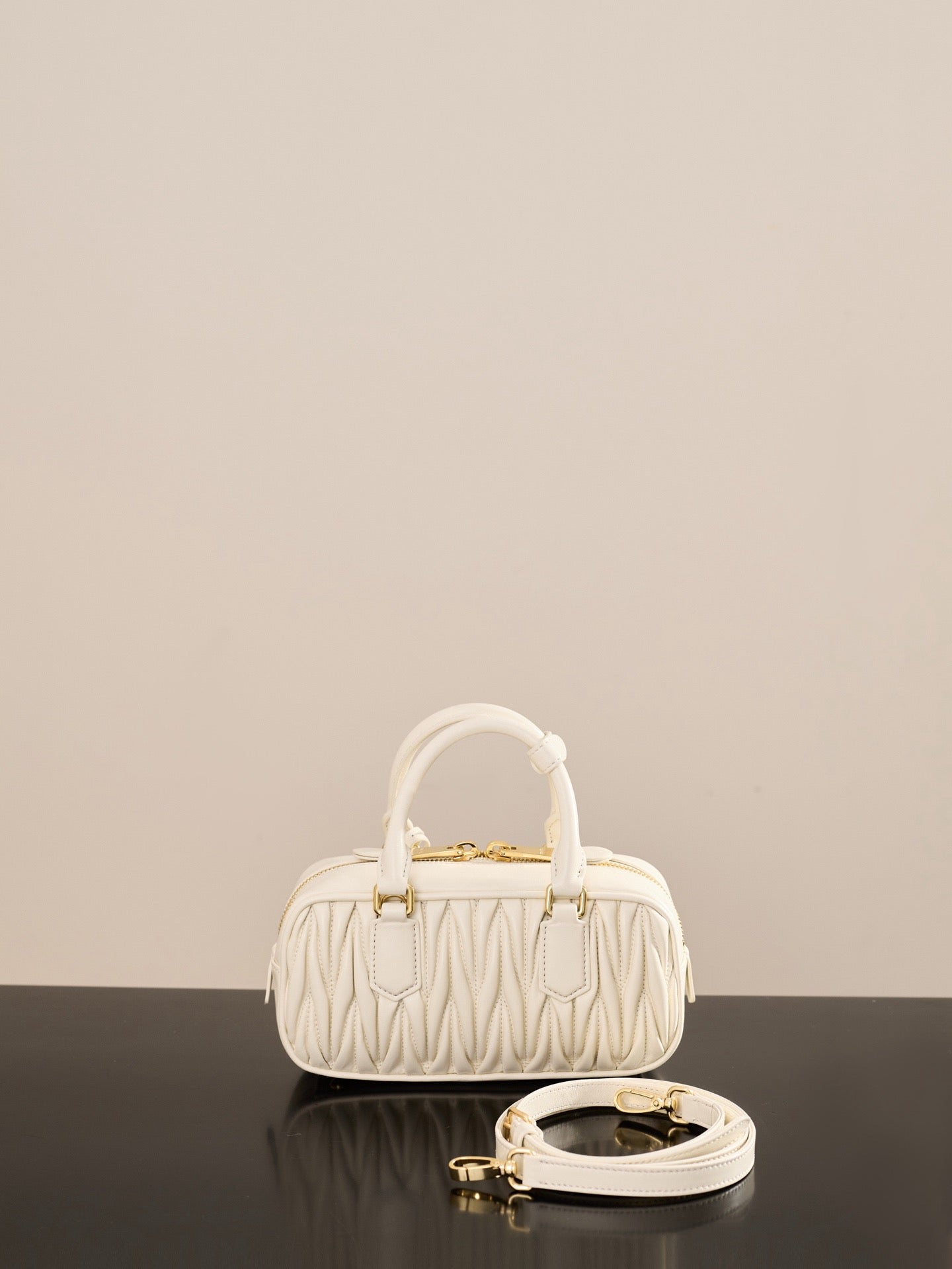 미우미우 아르카디 마테라쎄 나파 레더 백