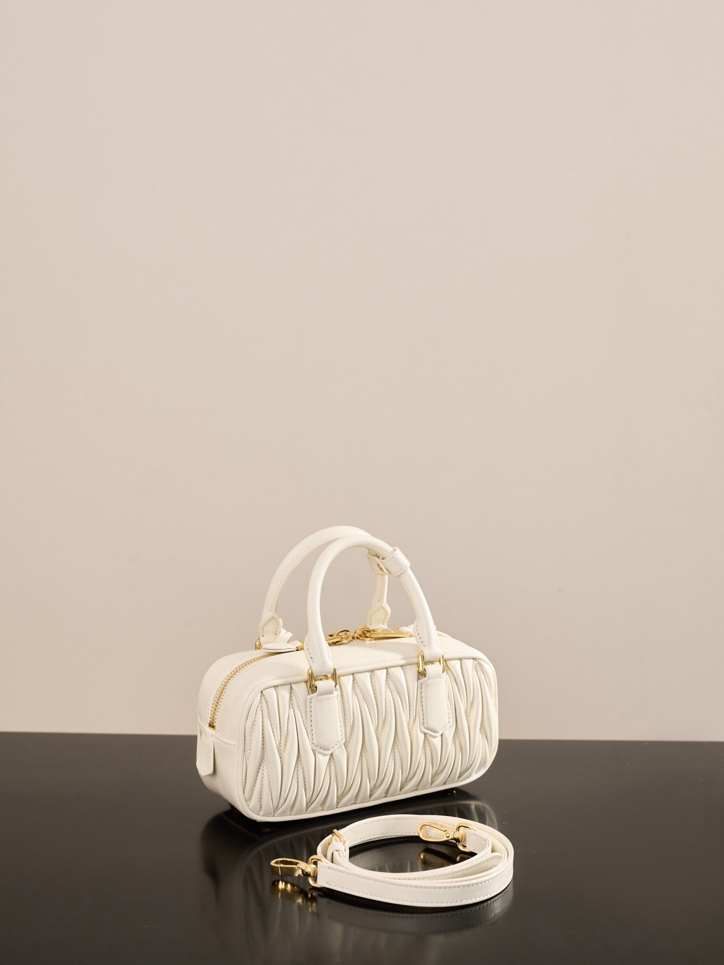 미우미우 아르카디 마테라쎄 나파 레더 백