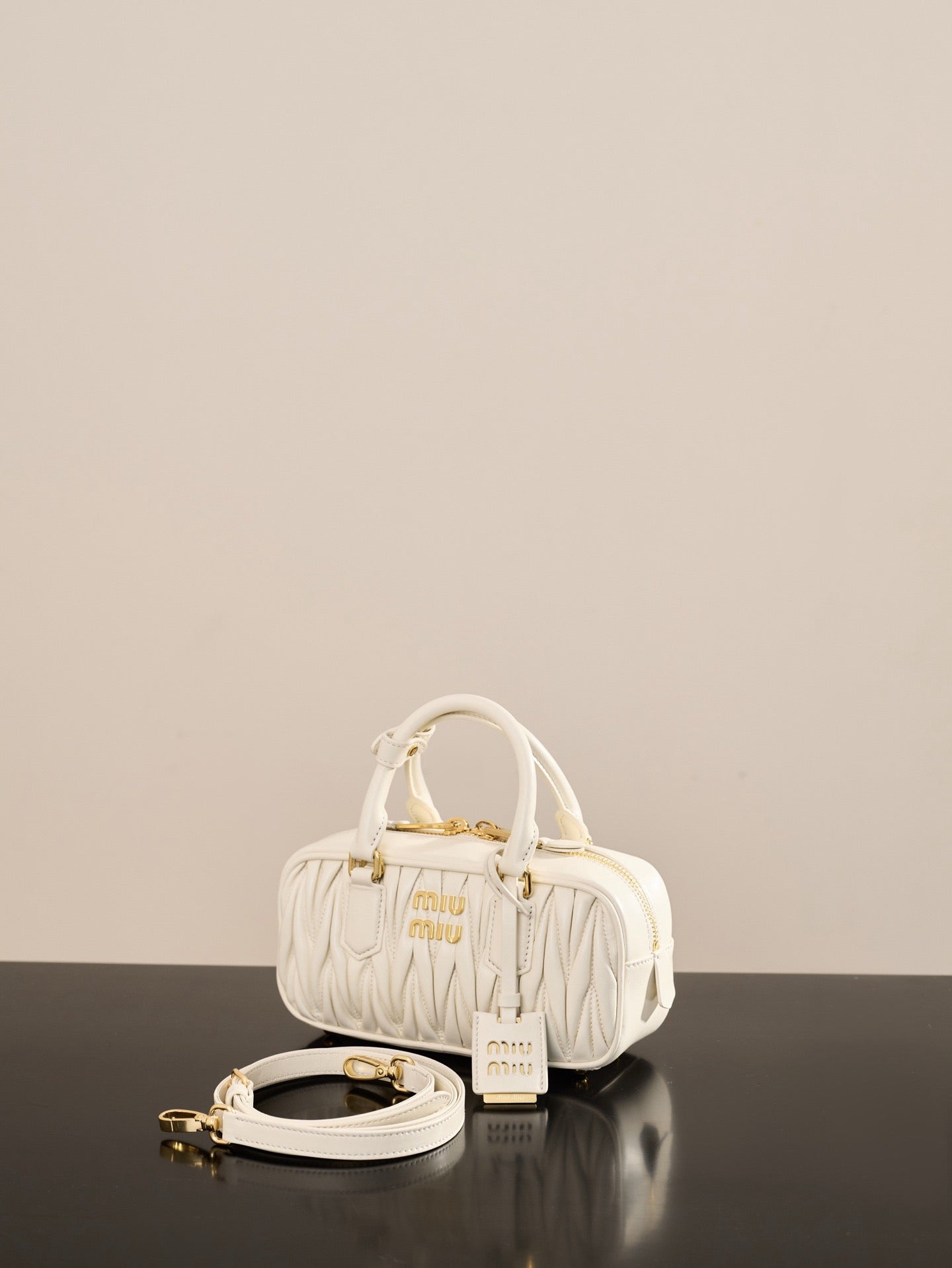 미우미우 아르카디 마테라쎄 나파 레더 백