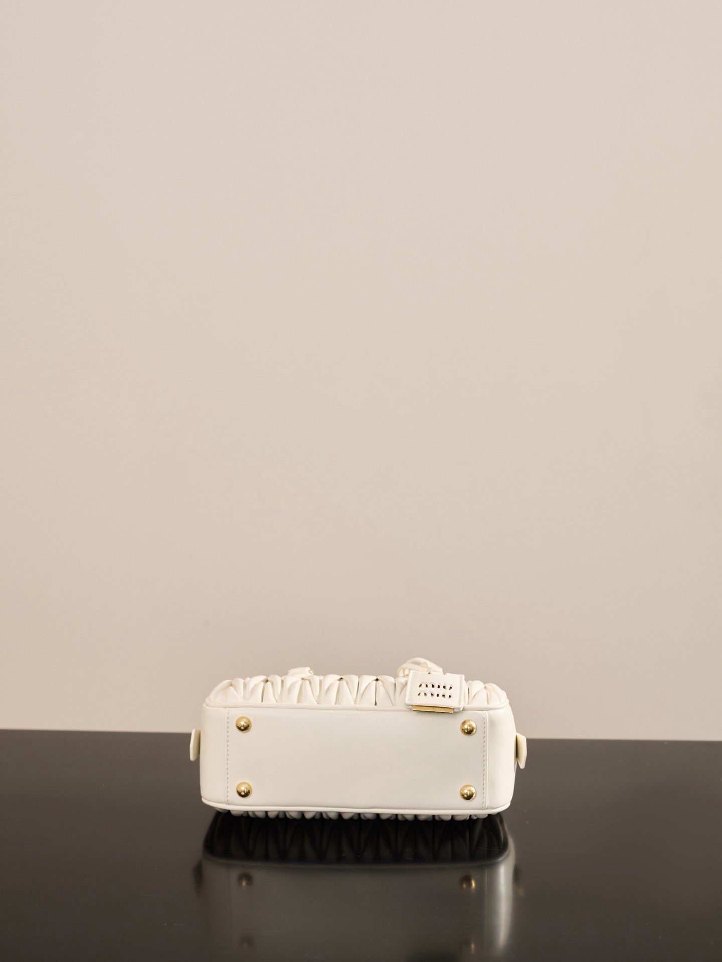 미우미우 아르카디 마테라쎄 나파 레더 백