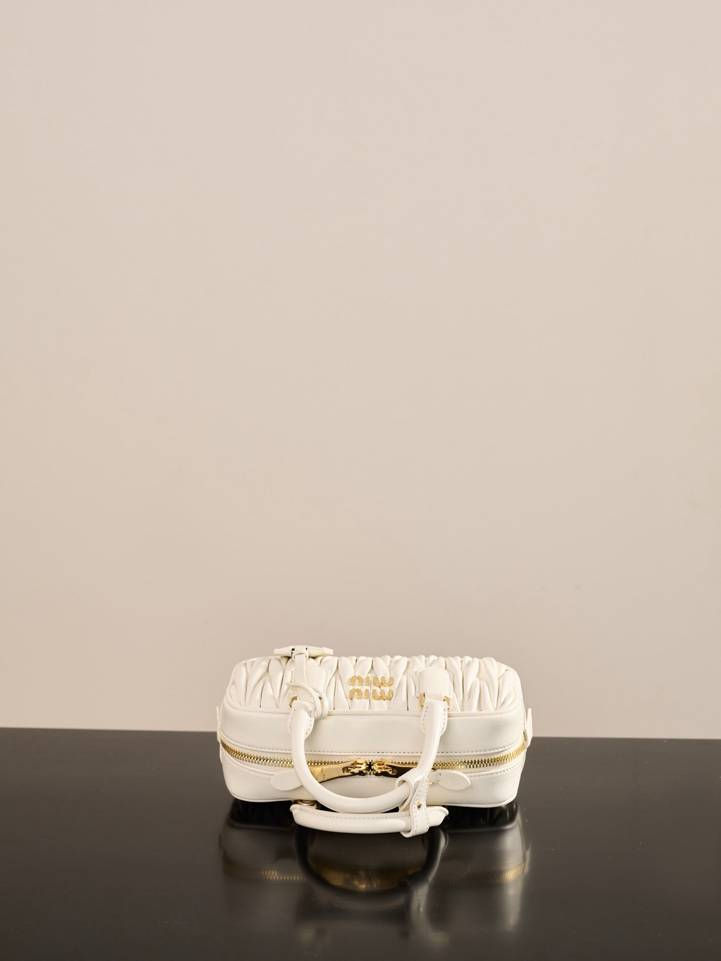 미우미우 아르카디 마테라쎄 나파 레더 백