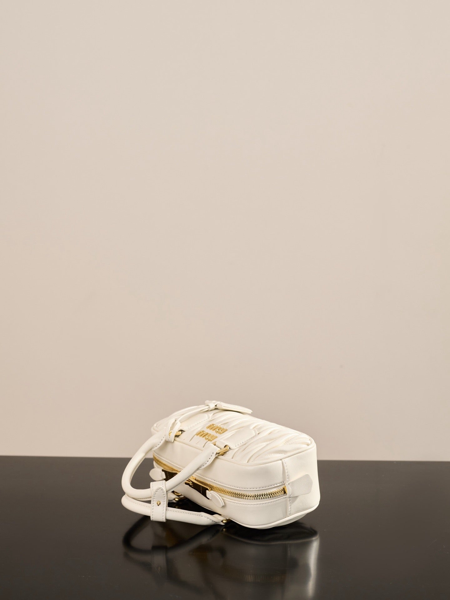 미우미우 아르카디 마테라쎄 나파 레더 백