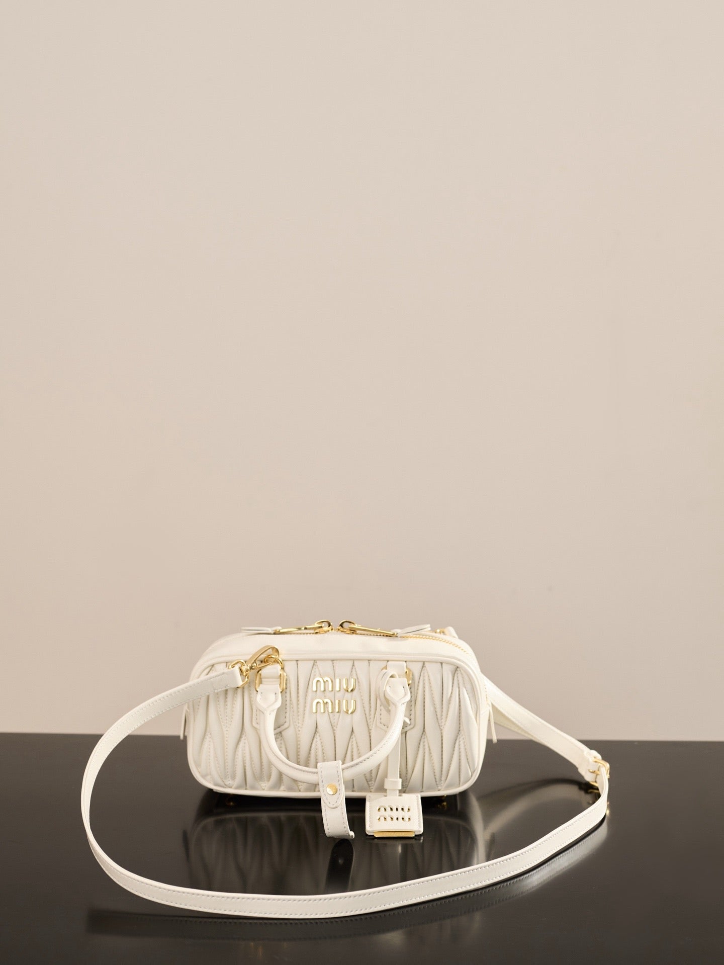 미우미우 아르카디 마테라쎄 나파 레더 백