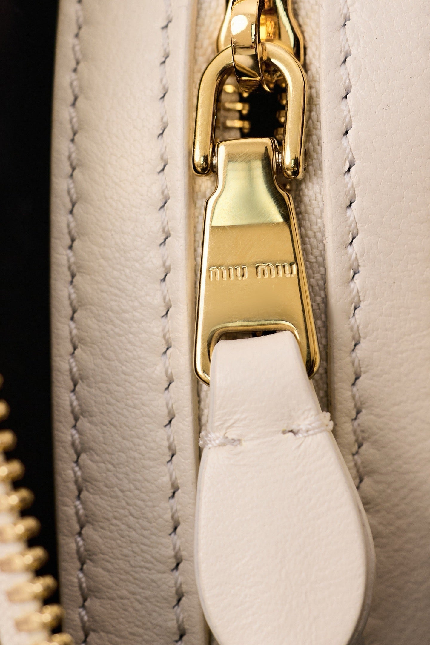 미우미우 아르카디 마테라쎄 나파 레더 백