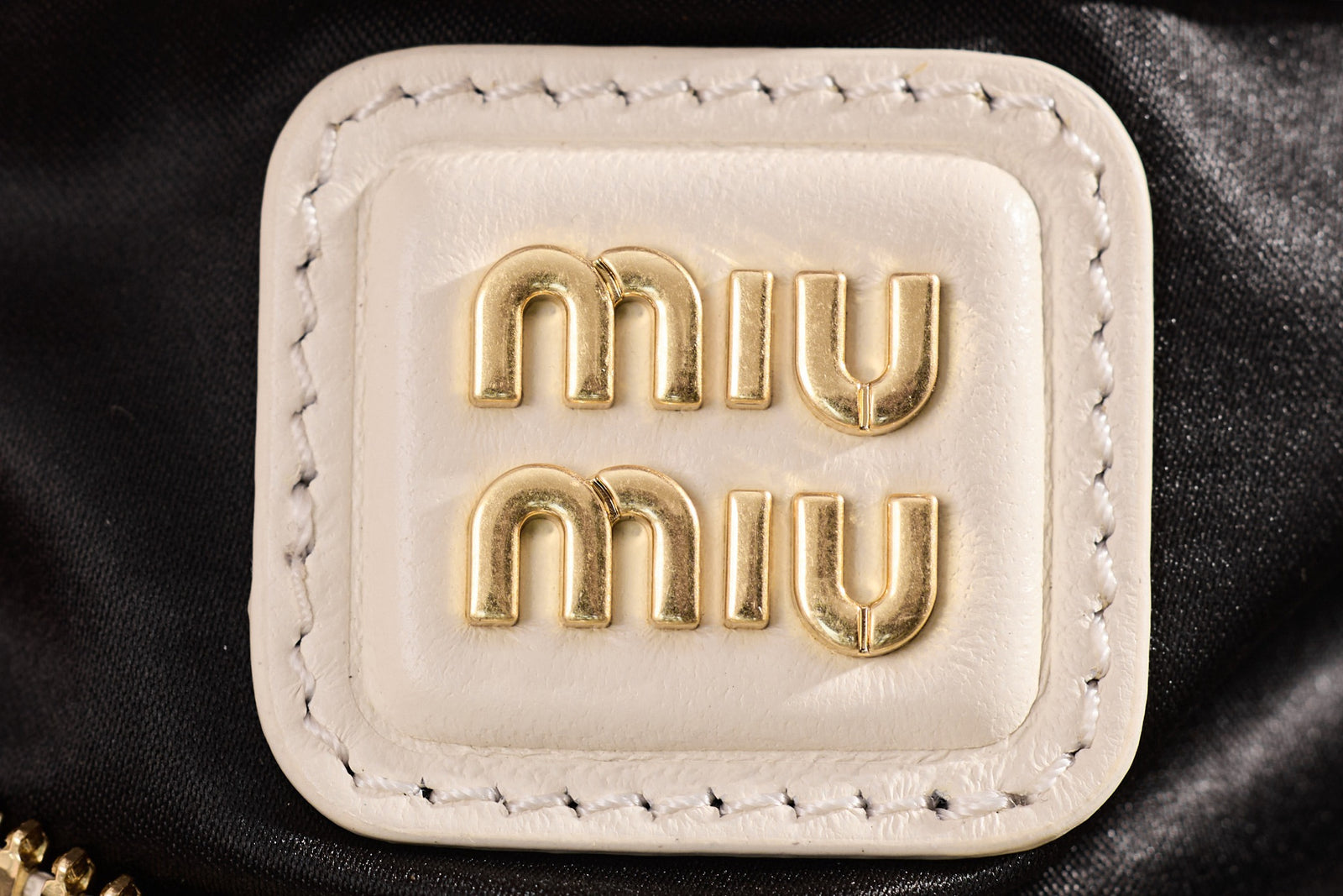 미우미우 아르카디 마테라쎄 나파 레더 백