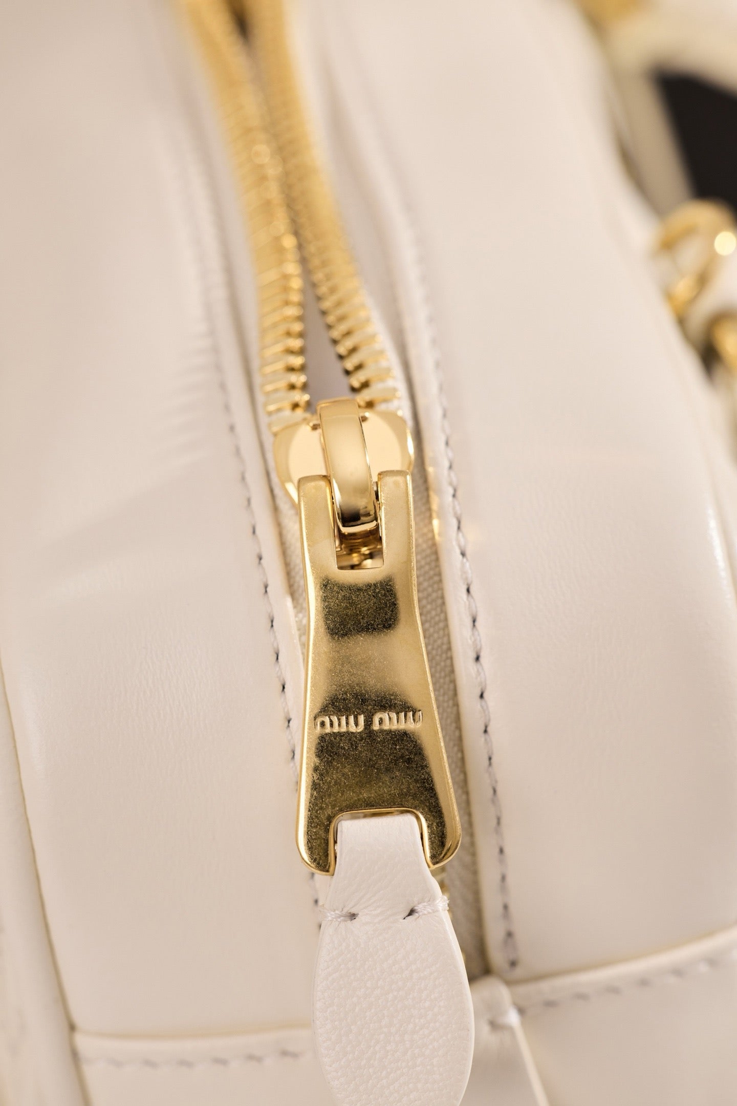 미우미우 아르카디 마테라쎄 나파 레더 백