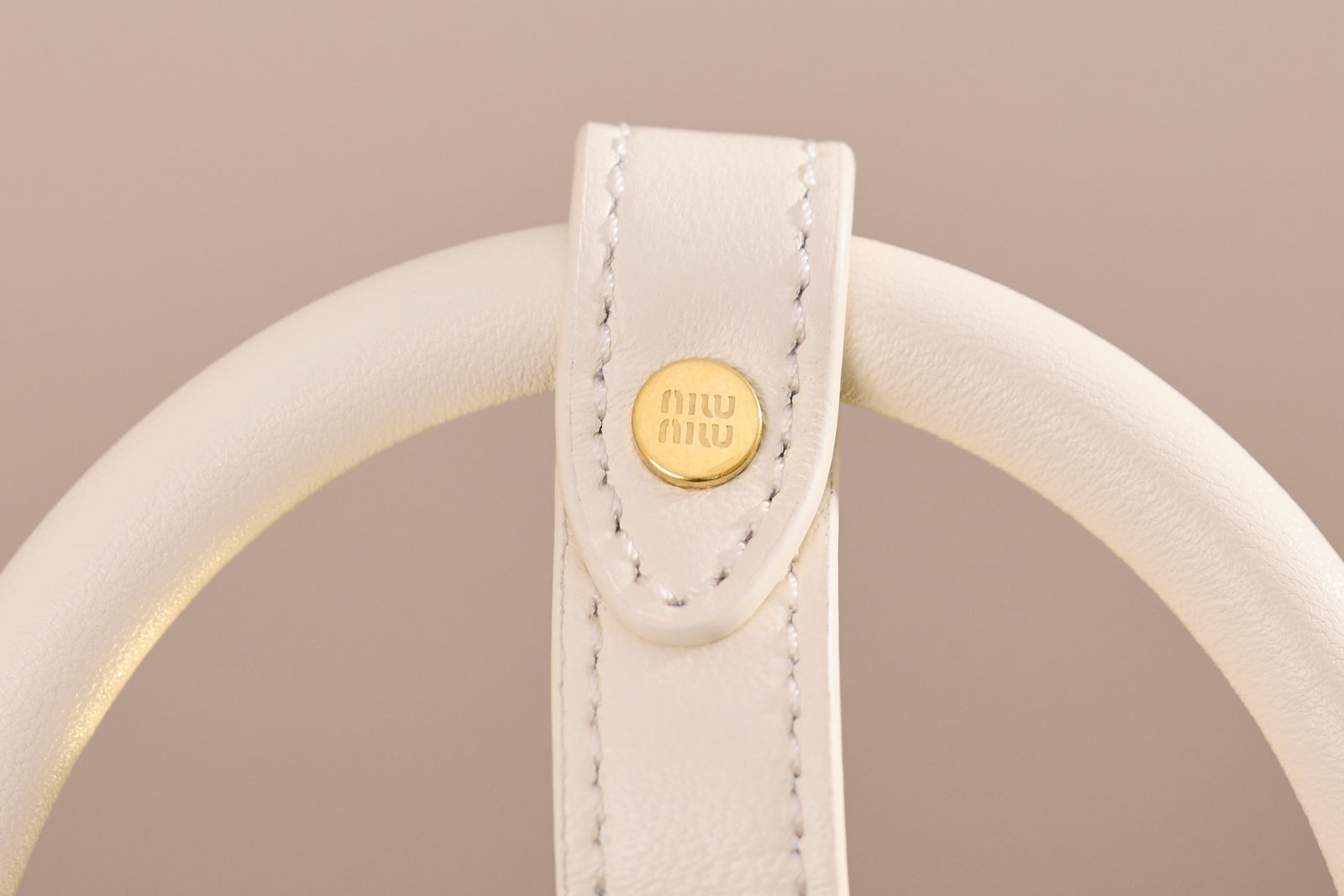 미우미우 아르카디 마테라쎄 나파 레더 백