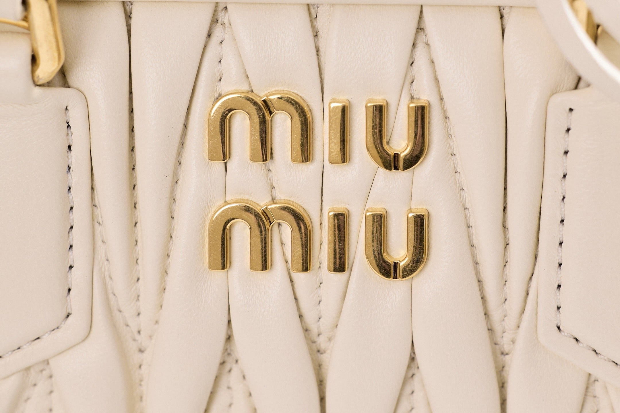 미우미우 아르카디 마테라쎄 나파 레더 백