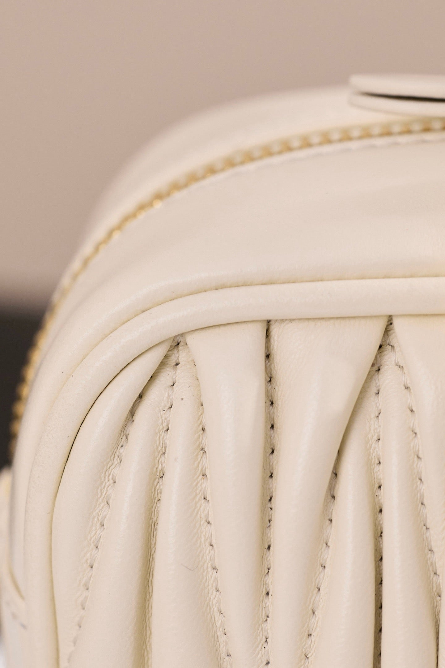 미우미우 아르카디 마테라쎄 나파 레더 백