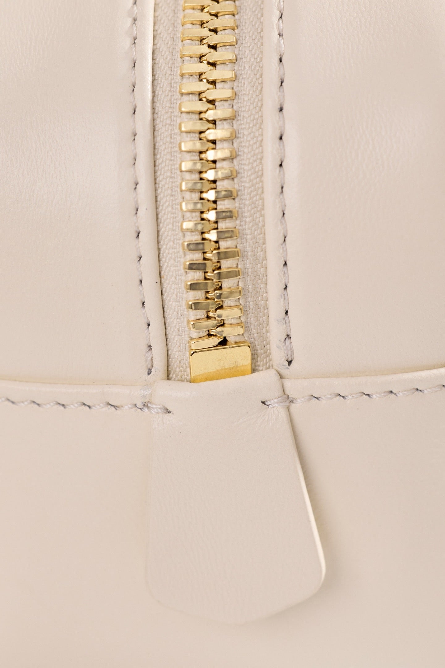 미우미우 아르카디 마테라쎄 나파 레더 백