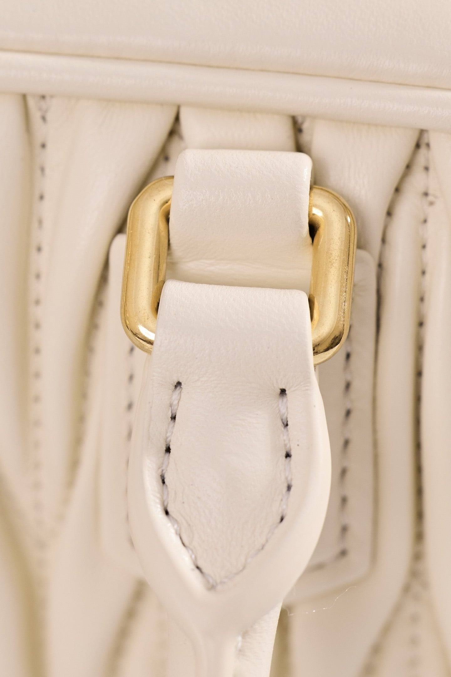 미우미우 아르카디 마테라쎄 나파 레더 백