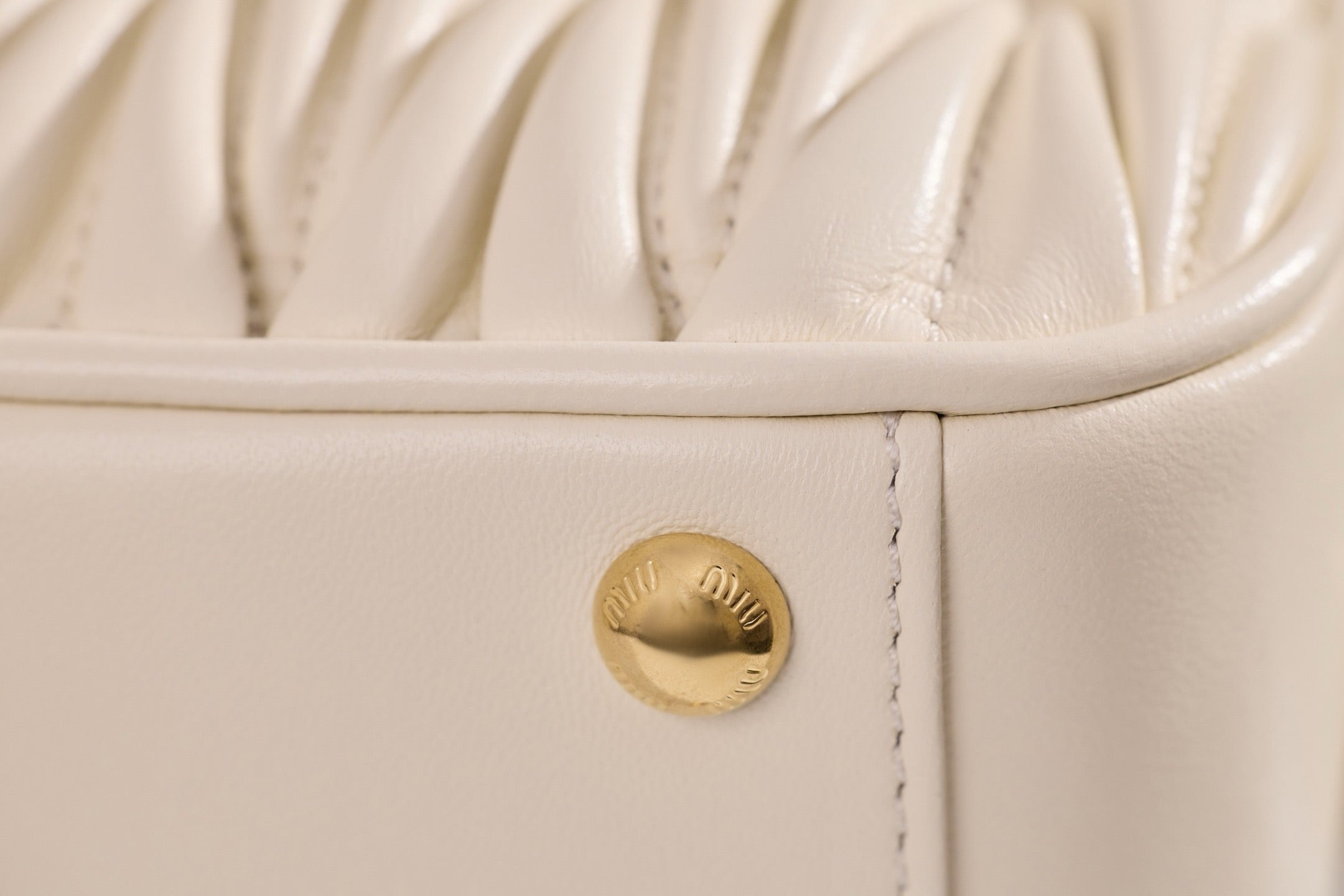 미우미우 아르카디 마테라쎄 나파 레더 백