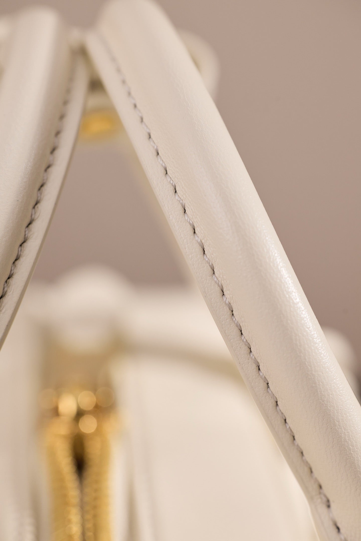 미우미우 아르카디 마테라쎄 나파 레더 백