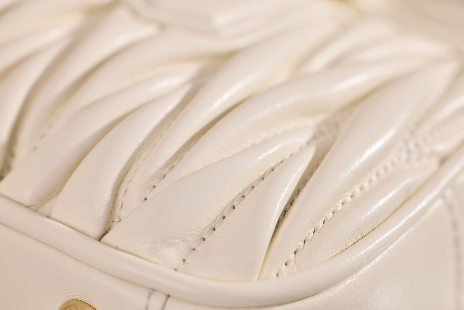 미우미우 아르카디 마테라쎄 나파 레더 백