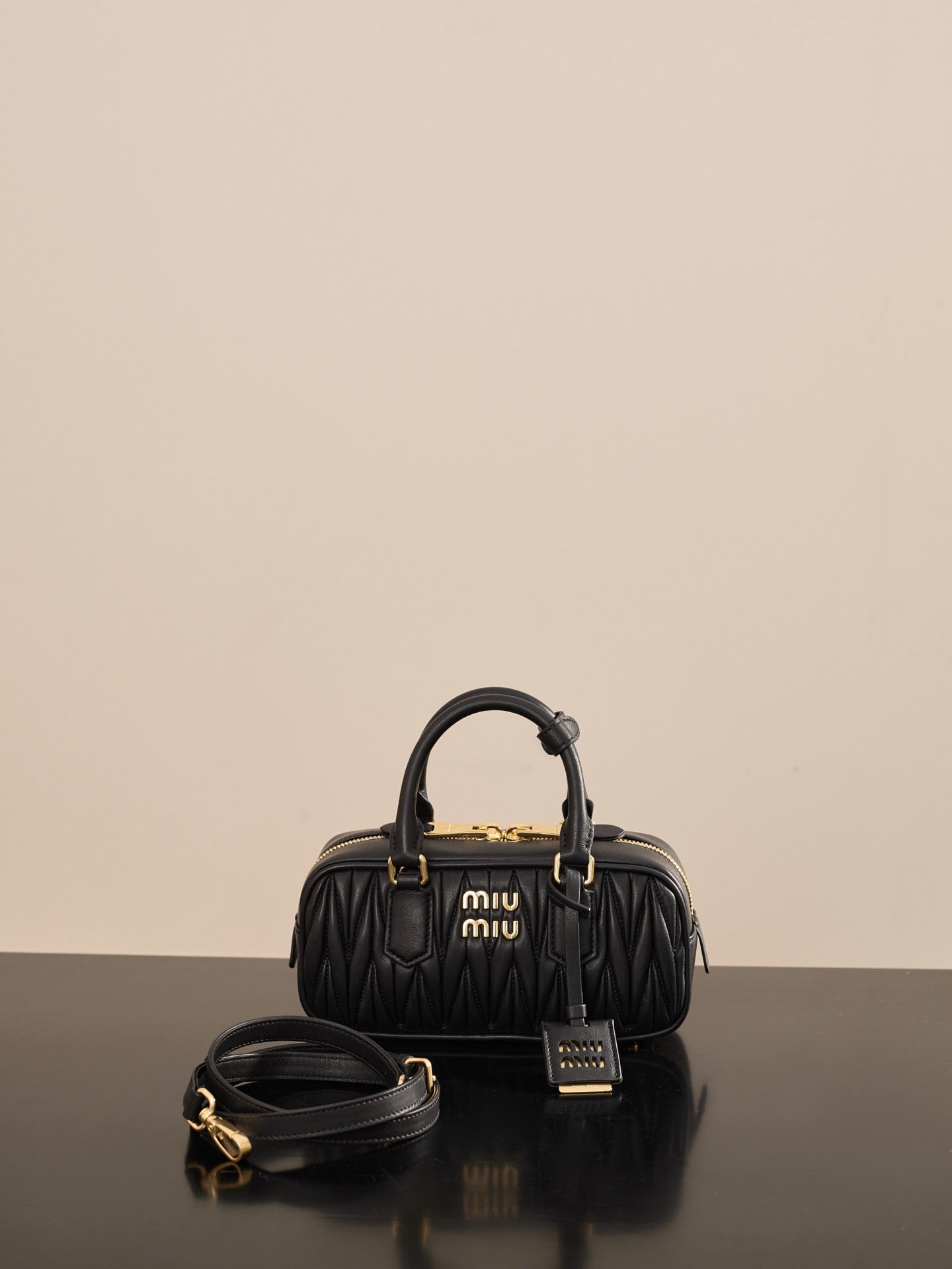 미우미우 아르카디 마테라쎄 나파 레더 백