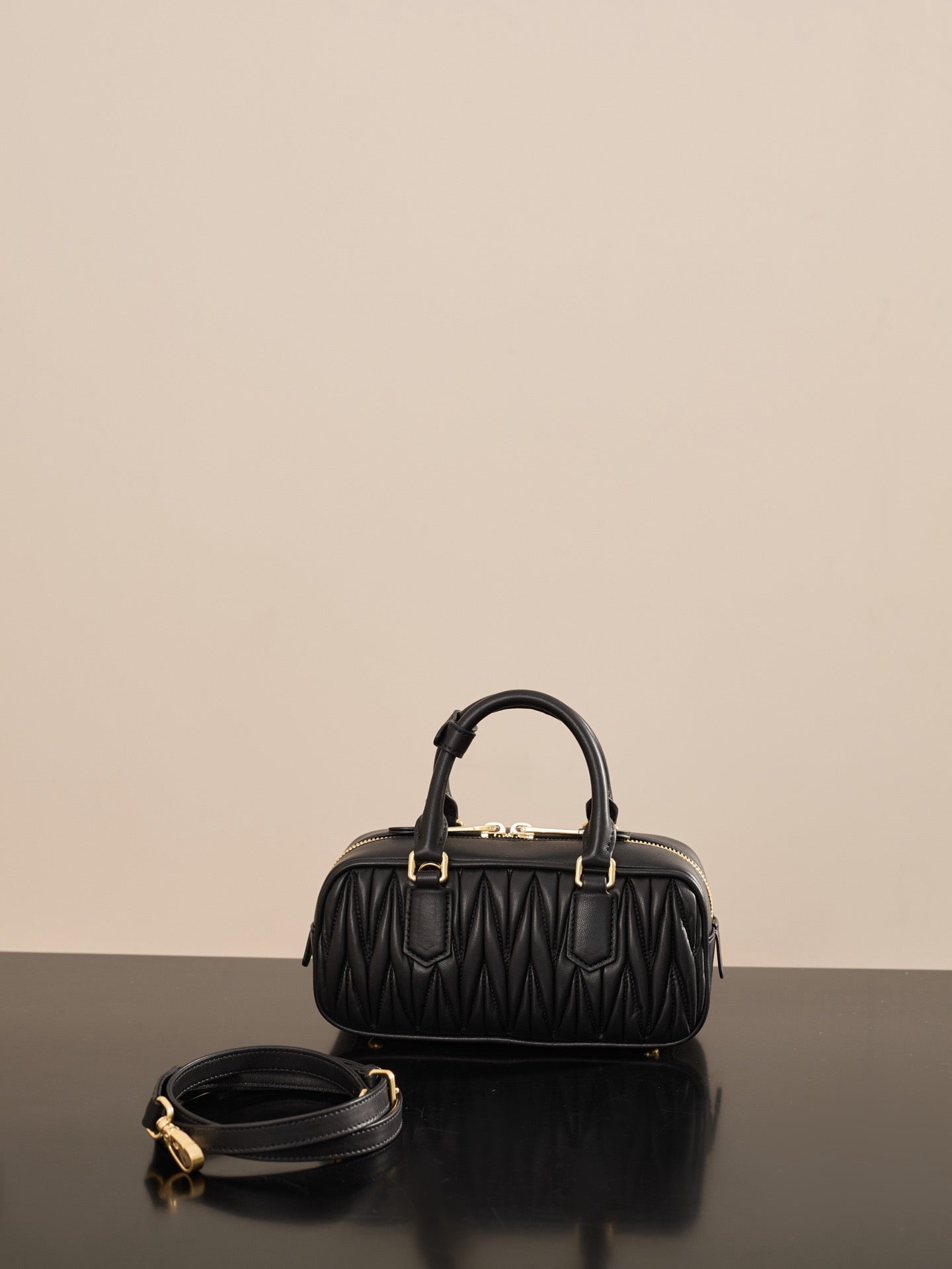 미우미우 아르카디 마테라쎄 나파 레더 백